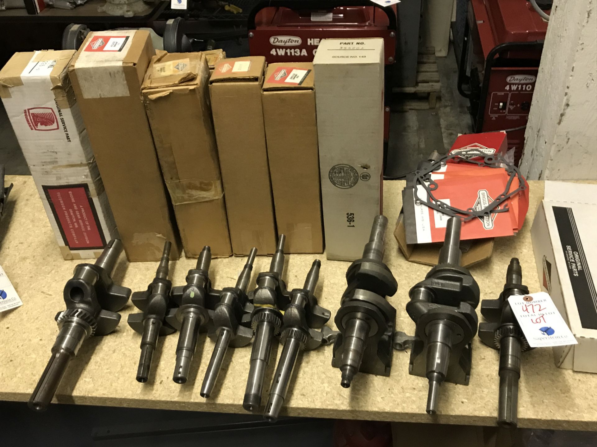{LOT} Assorted Briggs and Stratton Crankshafts and Gaskets