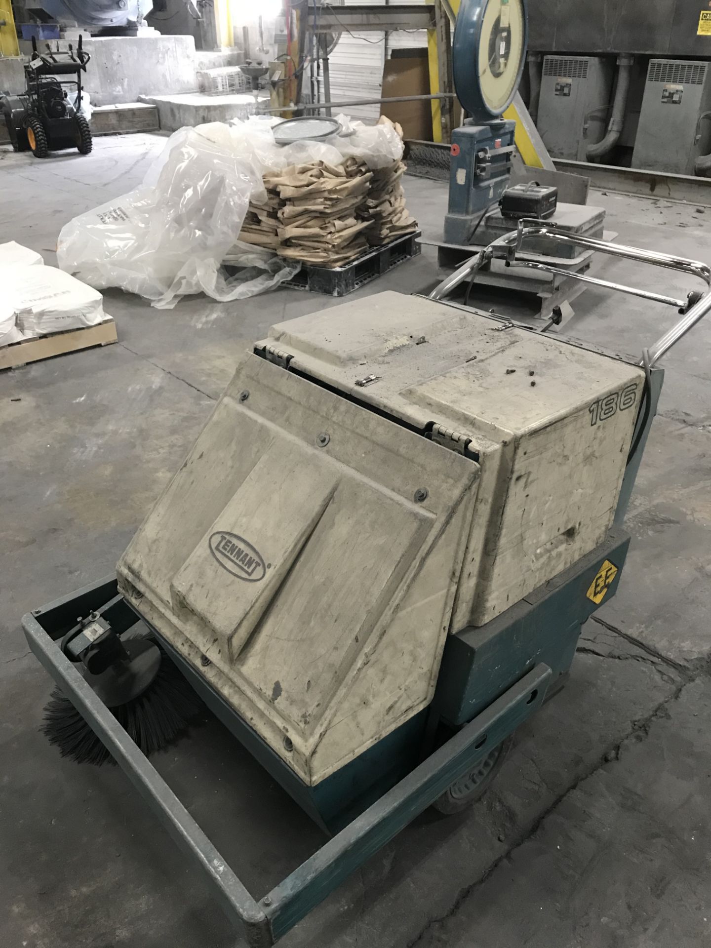 Tenant #186-11539GVW760 345 Lbs., 24V Electric Floor Sweeter (Working Unit)