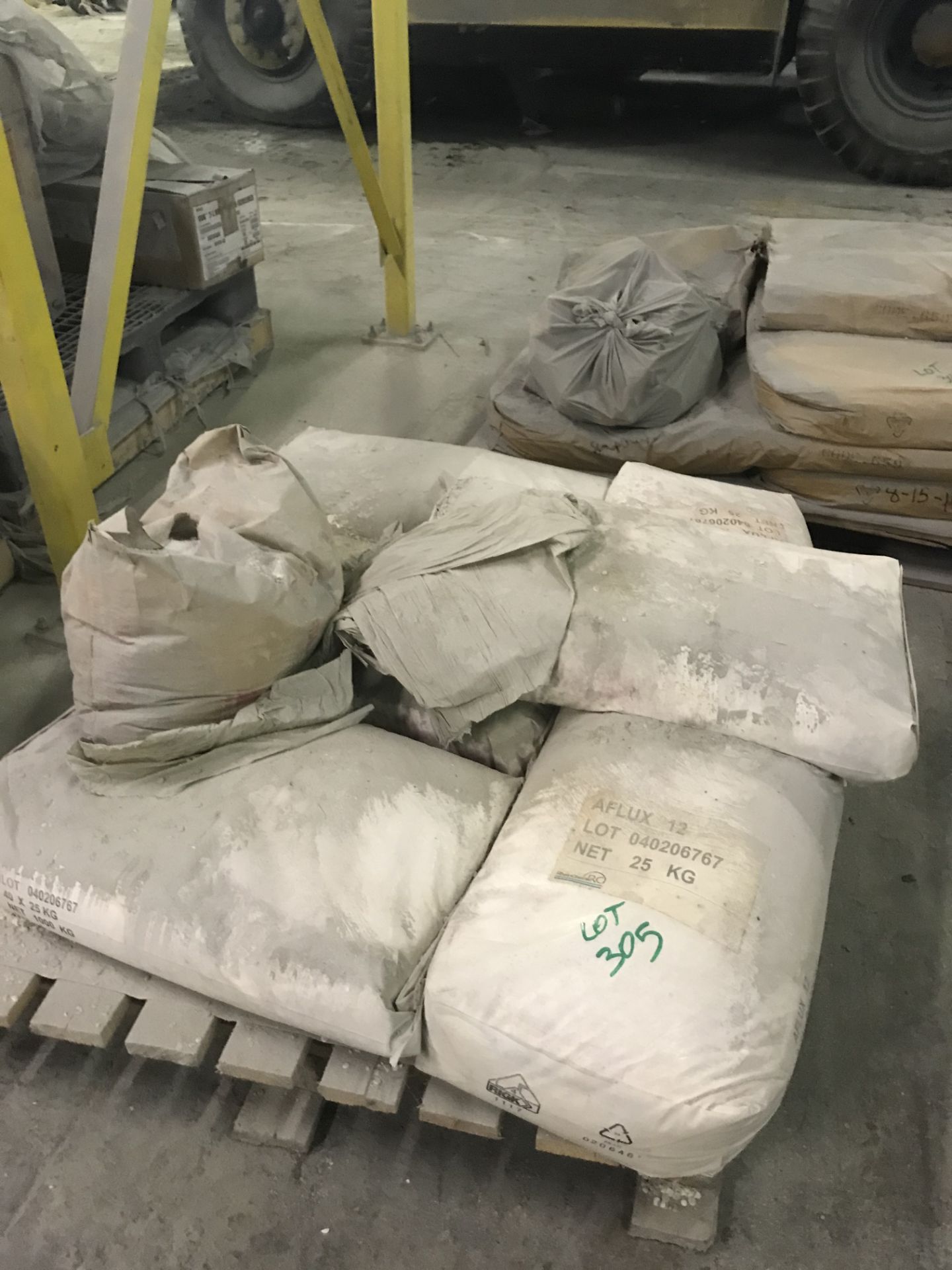 {LOT} 6 x 25KG Bags of Aflux 12