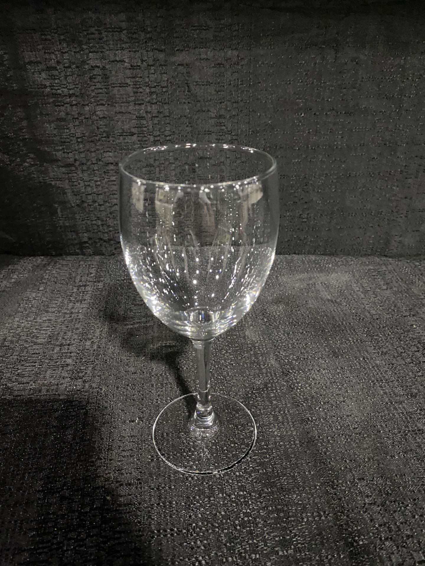 (800) Stemware Wine Glasses w/(32) Baskets - On Pallet