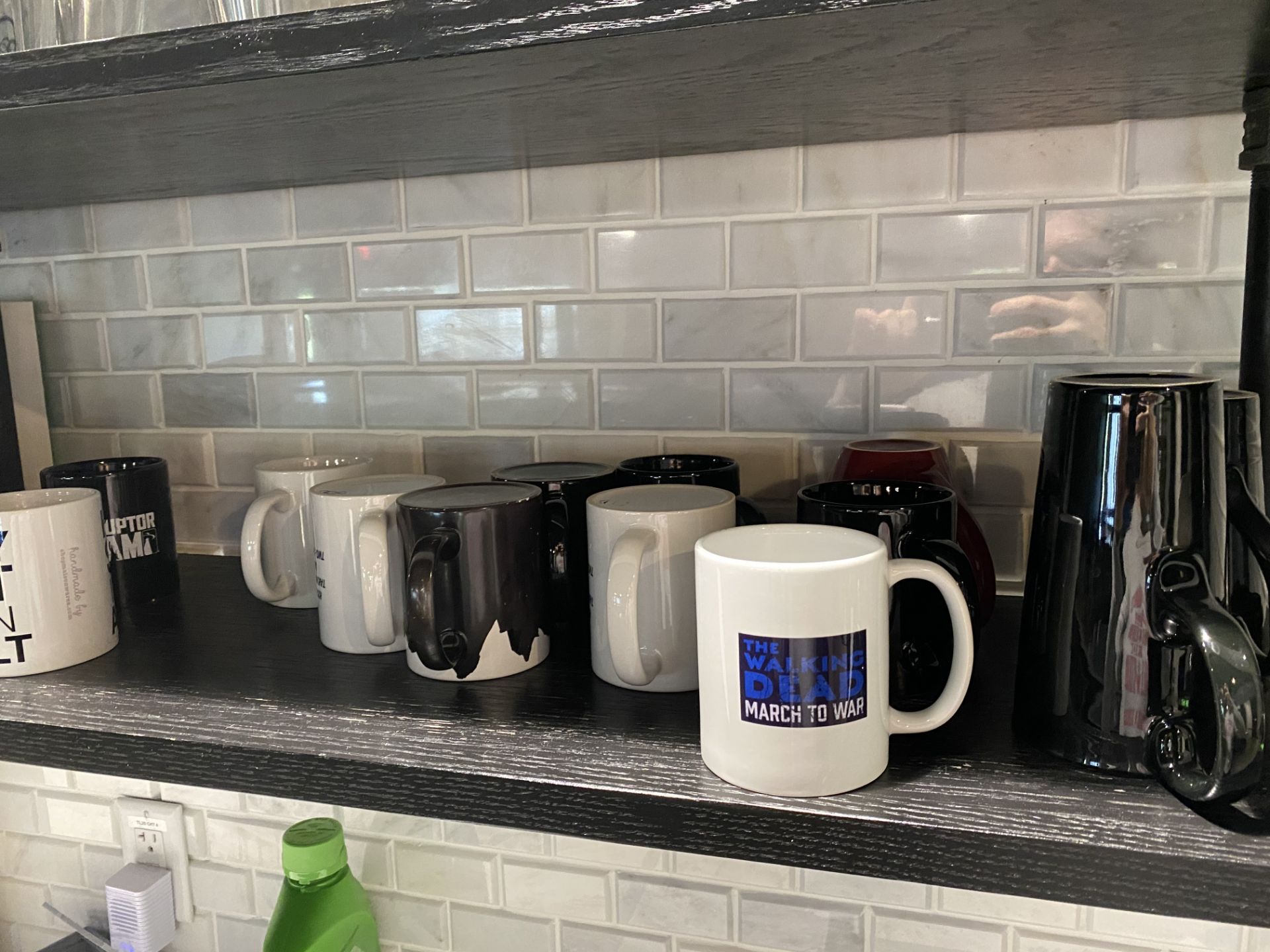 {LOT} Balance in Kitchen c/o: Beer Glasses, Mugs, Baskets, Tin Foil, Coffee, Etc.