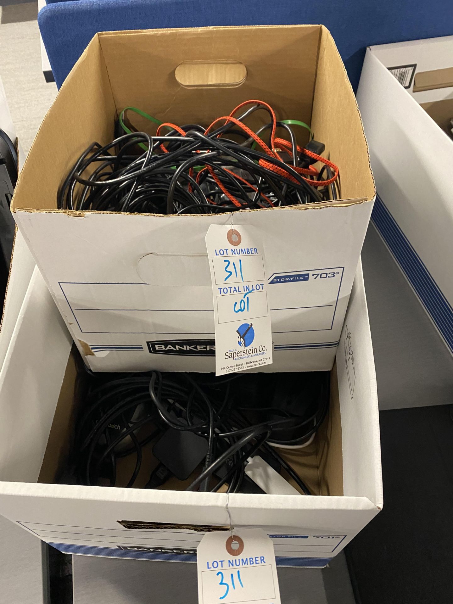 [LOT] Asst. electronics C/O Wires, Cables, Usb Hubs etc. in 2 Boxes