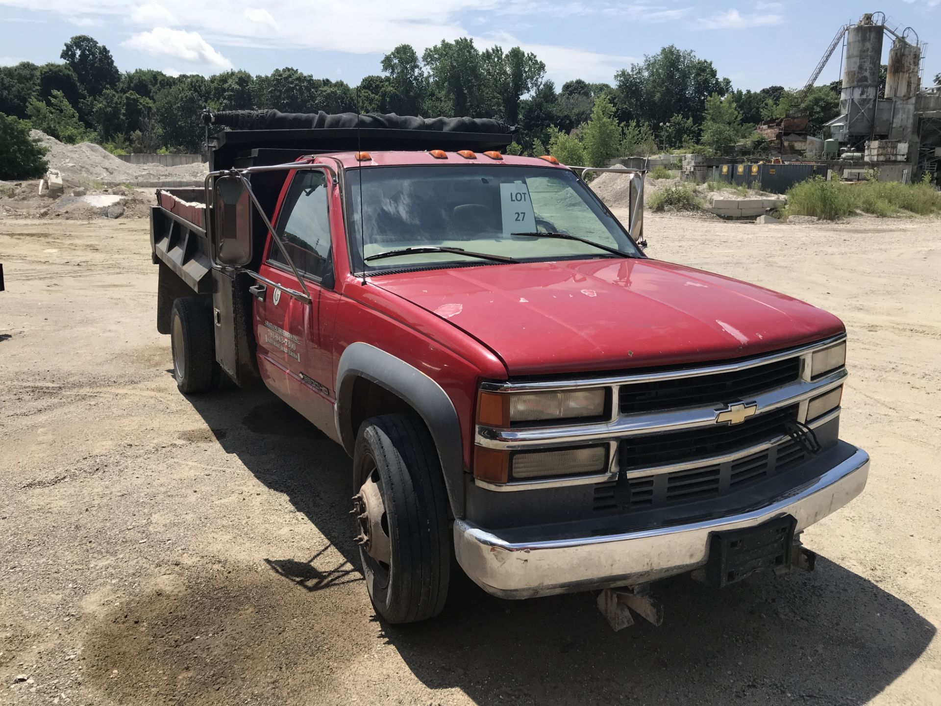 1999 CHEVROLET 3500HD, 8' DUMP, 6 WHEEL, AUTO, GAS, A/C, ODOM. 153,809, VIN 1GBKC4JXXF058682, TITLE - Image 2 of 4