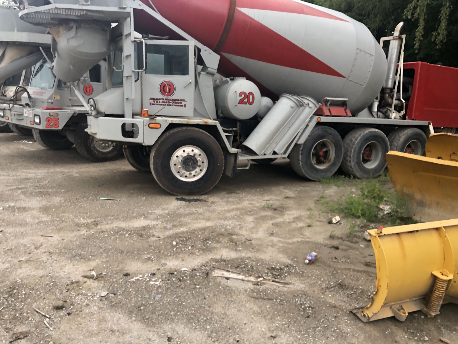 1981 ADVANCE FRONT DISCHARGE CEMENT MIXER, 4 AXLE, 8 WHEEL, 6X6, CUMMINS L-10, ALLISON HT740, - Image 4 of 10