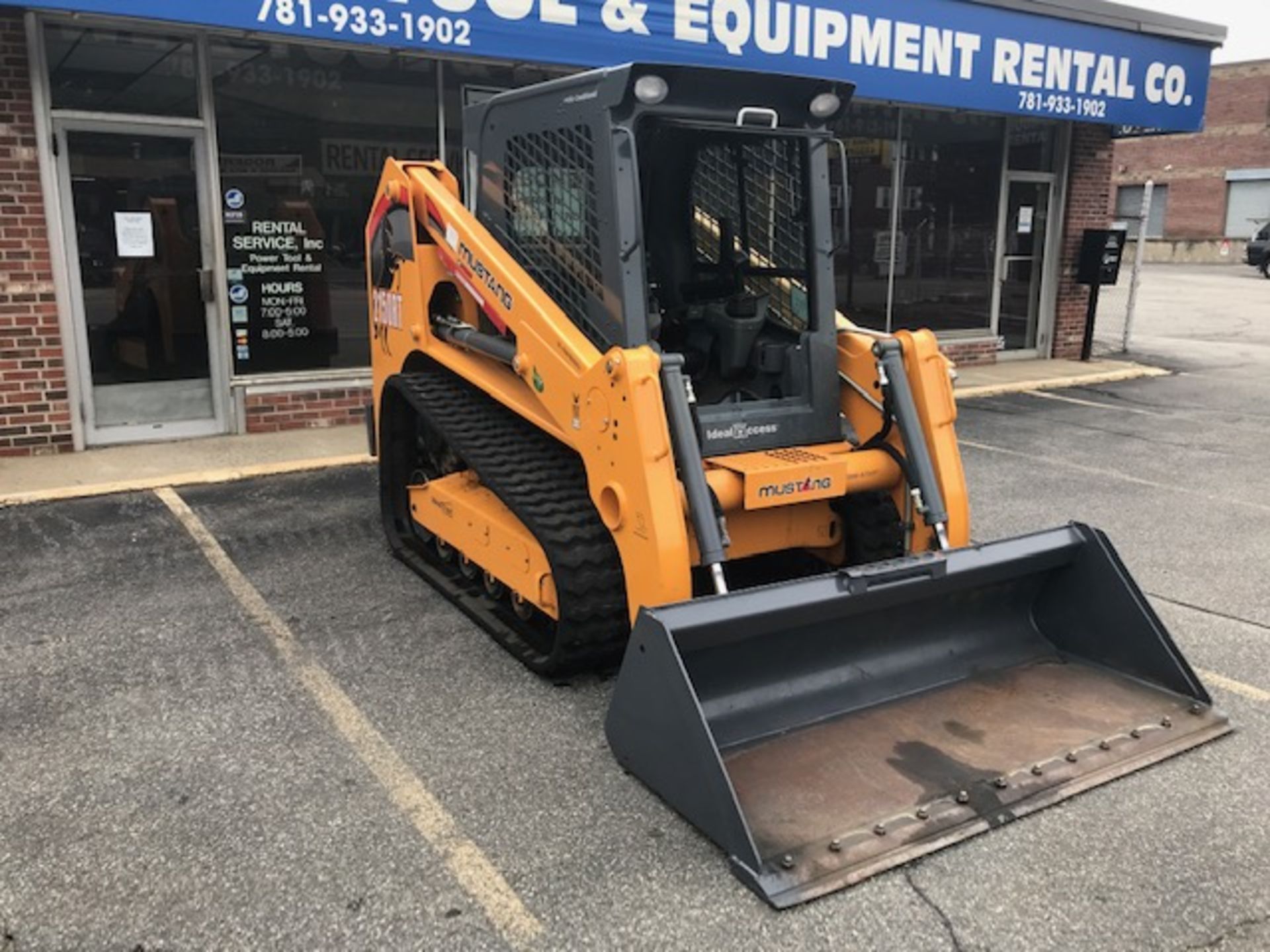2018 MUSTANG TRACK SKID STEER #2150RT LOADER, HOURS 187, DELUXE AIR RIDE SUSPENSION, HEAT, A/C, SELF