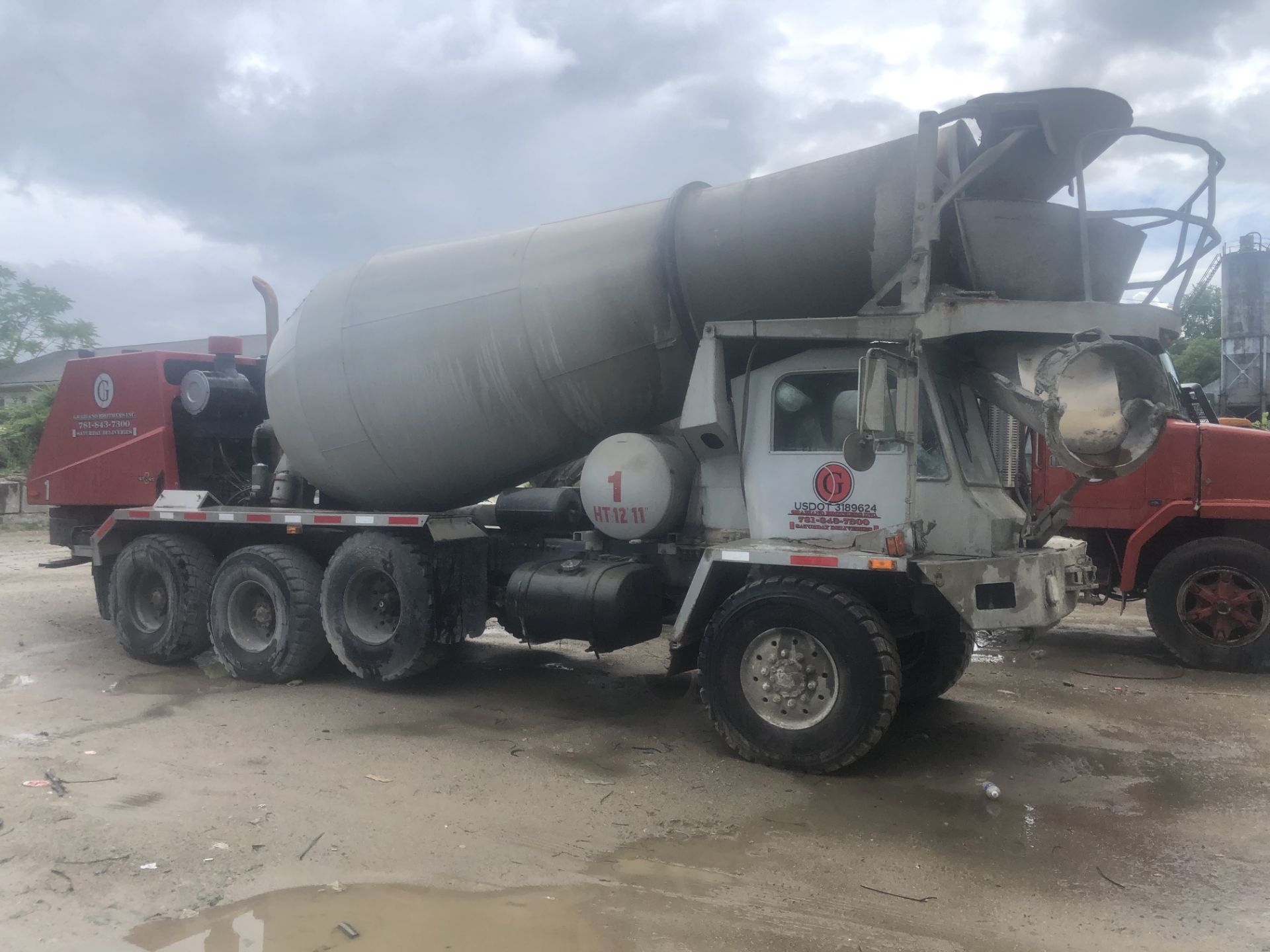 2000 OSHKOSH FRONT DISCHARGE CEMENT MIXER, 4 AXLE, 8 WHEEL, 6X6, CAT C-10, ALLISON 4560P, 11 CY, - Image 3 of 11