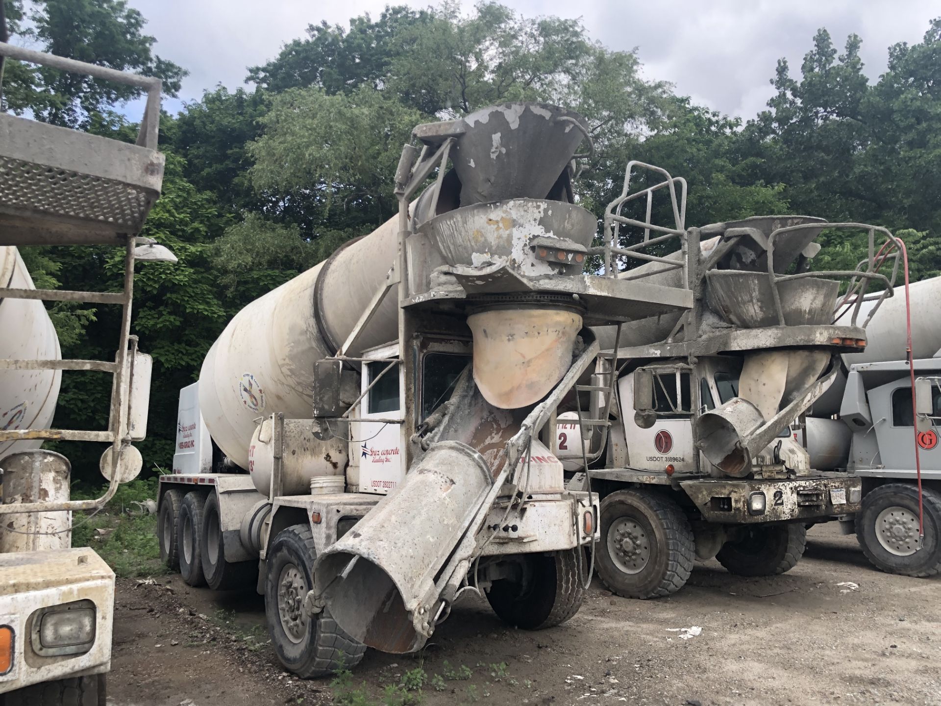 1998 ADVANCE FRONT DISCHARGE CEMENT MIXER, 4 AXLE, 8 WHEEL, 6X6, CUMMINS M-11, ALLISON HT740, 11 CY, - Image 2 of 10