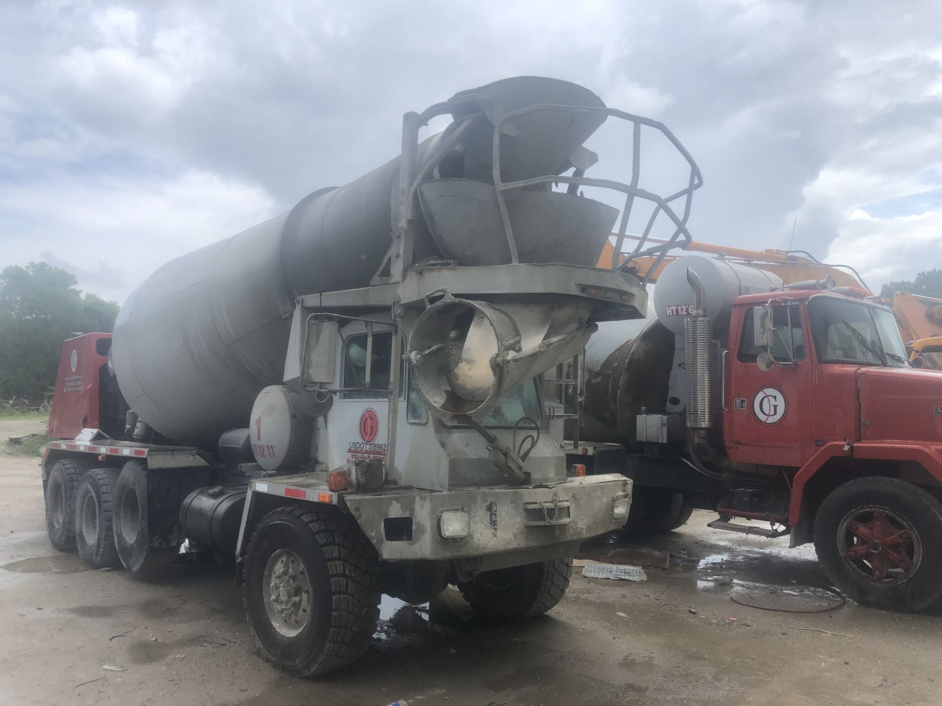 2000 OSHKOSH FRONT DISCHARGE CEMENT MIXER, 4 AXLE, 8 WHEEL, 6X6, CAT C-10, ALLISON 4560P, 11 CY, - Image 2 of 11