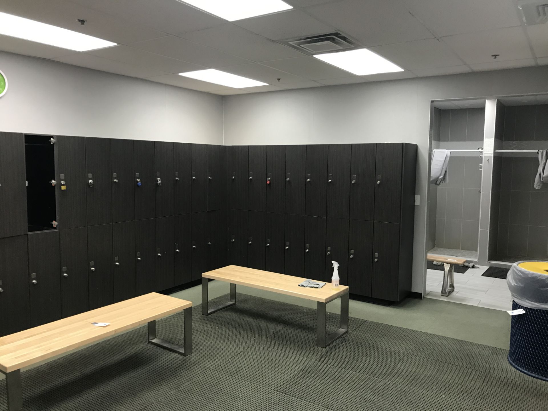 {LOT} Keyless.CO (93) Laminate Full & 1/2 Size Lockers in Men's Locker Room - Image 3 of 3