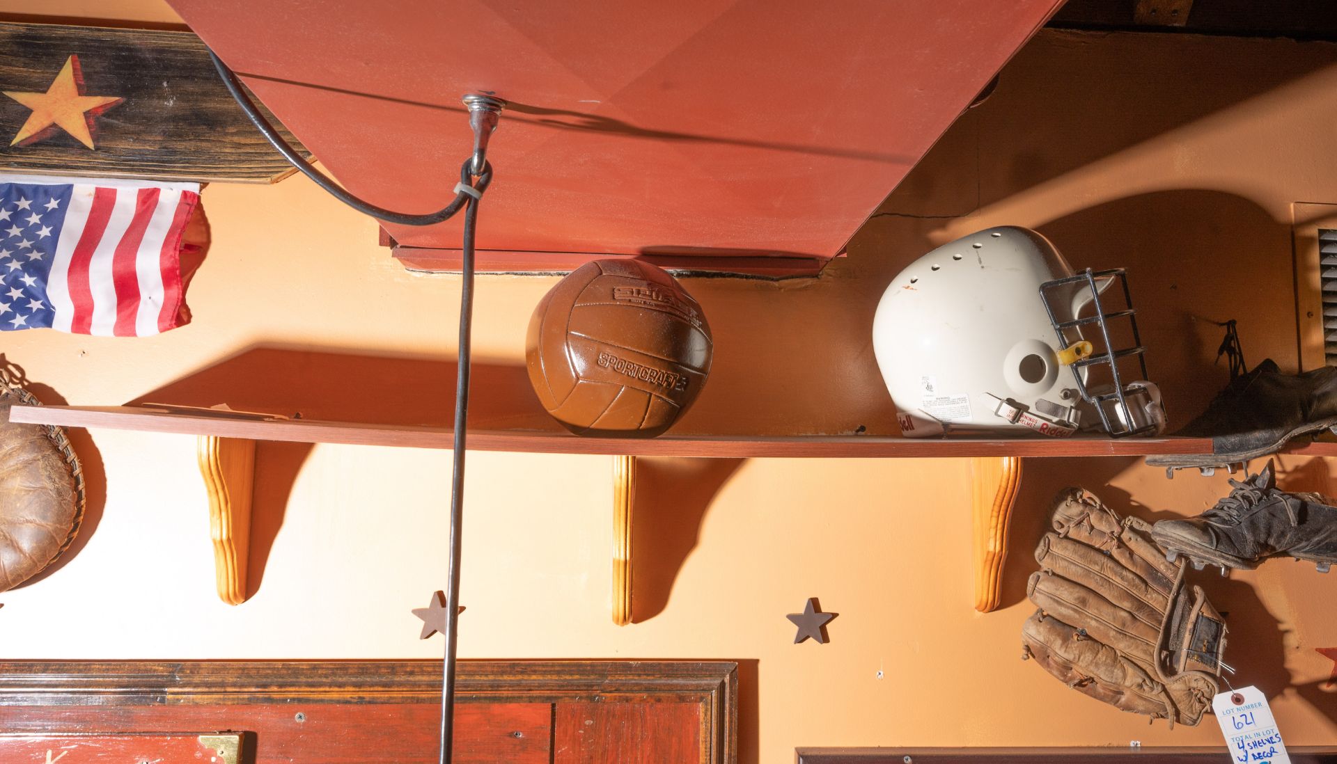 (4) Wood Shelves with Vintage Sporting Décor C/o" Helmets, Cleats , Mitts, Shelves, Etc. - Bild 2 aus 5