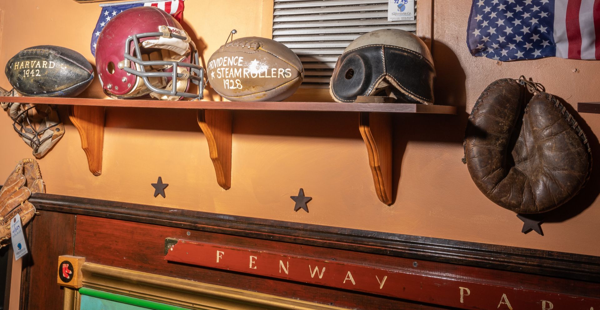 (4) Wood Shelves with Vintage Sporting Décor C/o" Helmets, Cleats , Mitts, Shelves, Etc. - Bild 3 aus 5