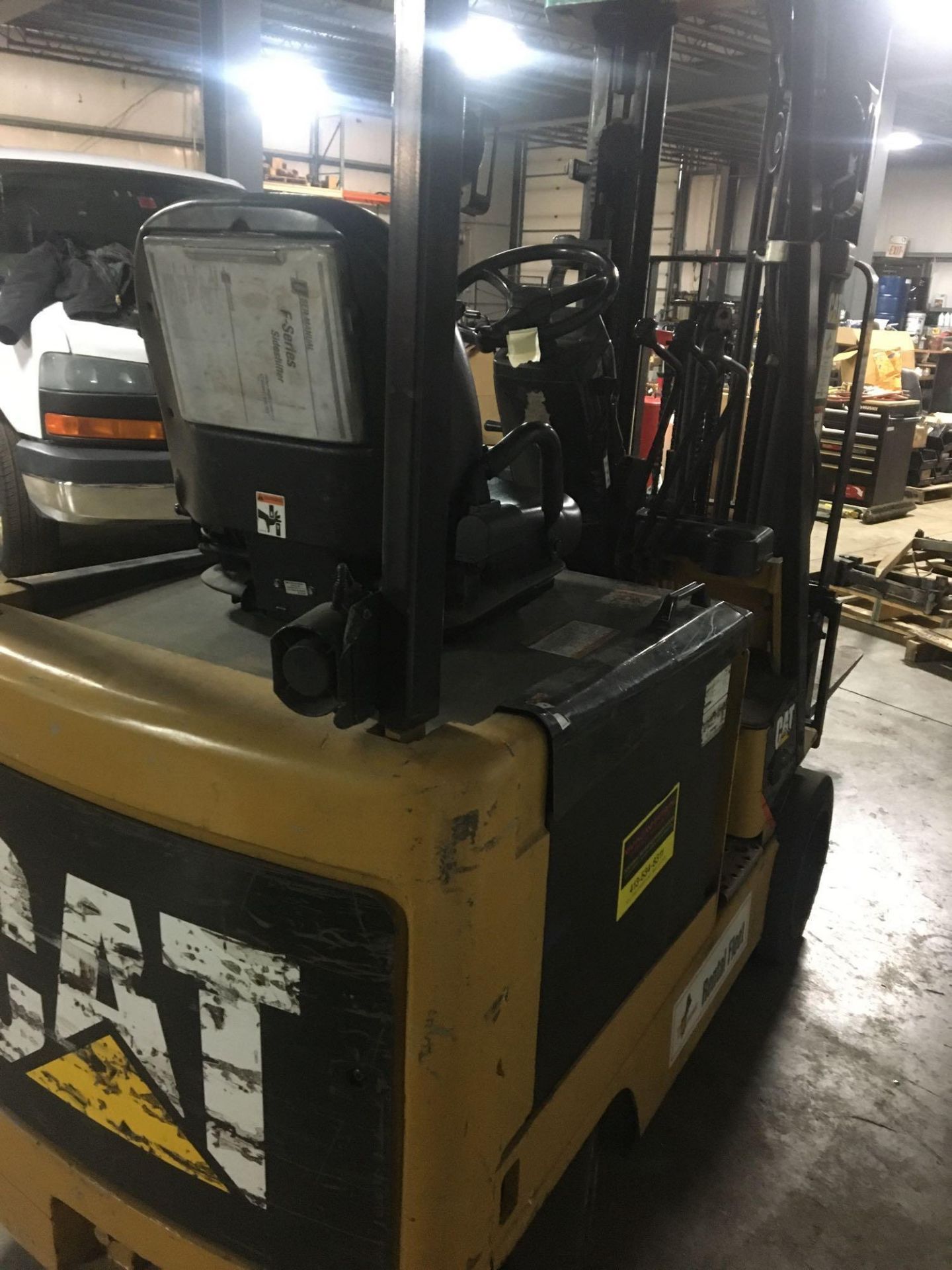 Electric Forklift, Caterpillar, E3000, Max Ht 188, Max Cap 2600lbs, Hrs 5032 Started and Moved - Image 5 of 8