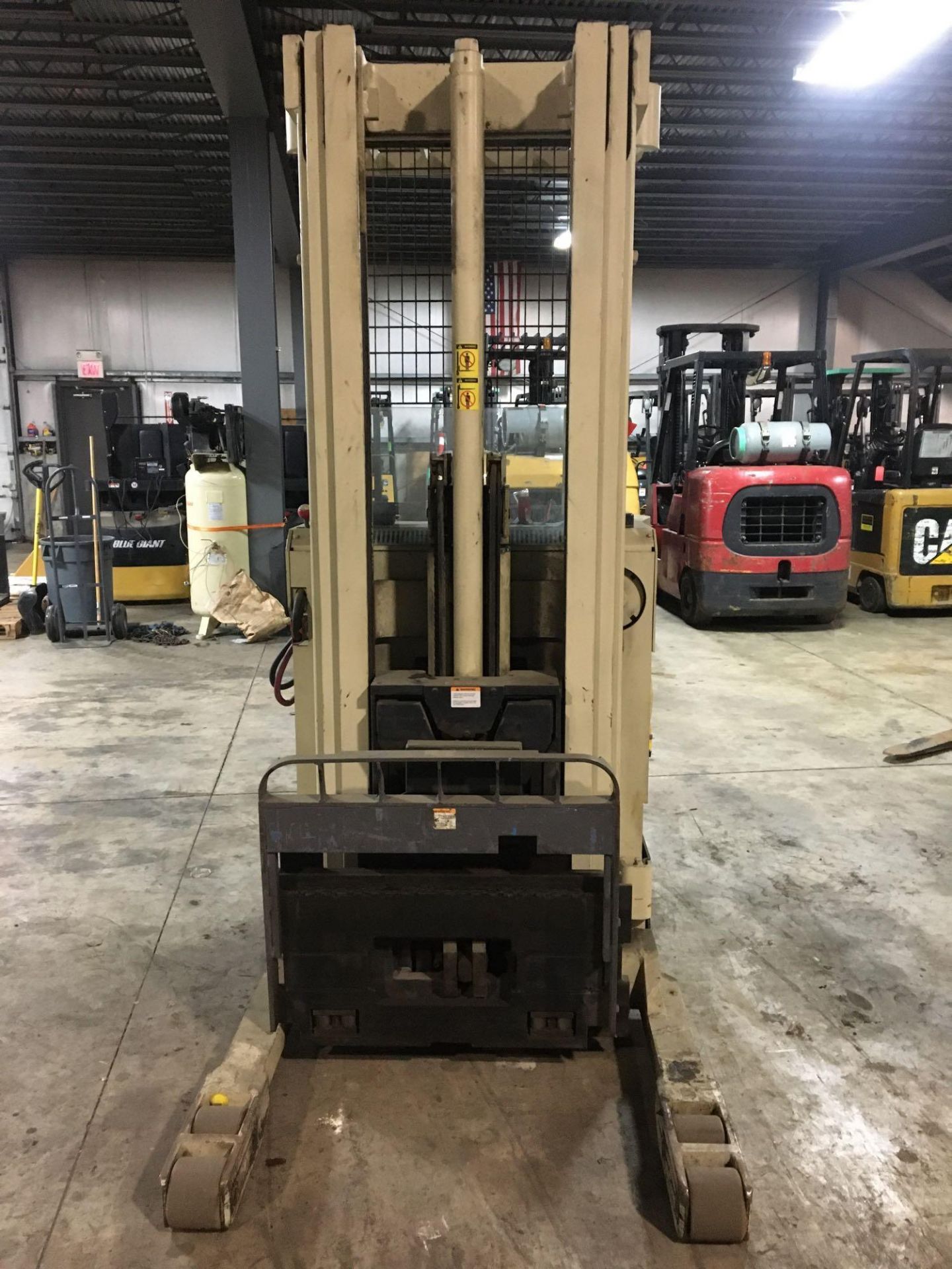 Electric Narrow aisle reach truck, Crown, 35RRTT, Max Ht 210, Max Cap 3100Lbs, Hrs 3332 - Image 2 of 6