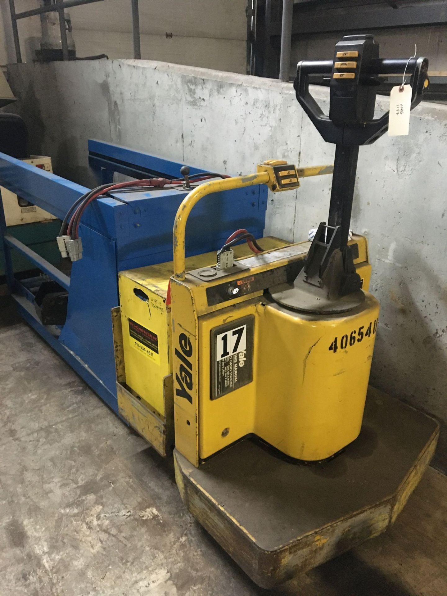 Battery Extractor Yale Lift Truck - Image 2 of 3