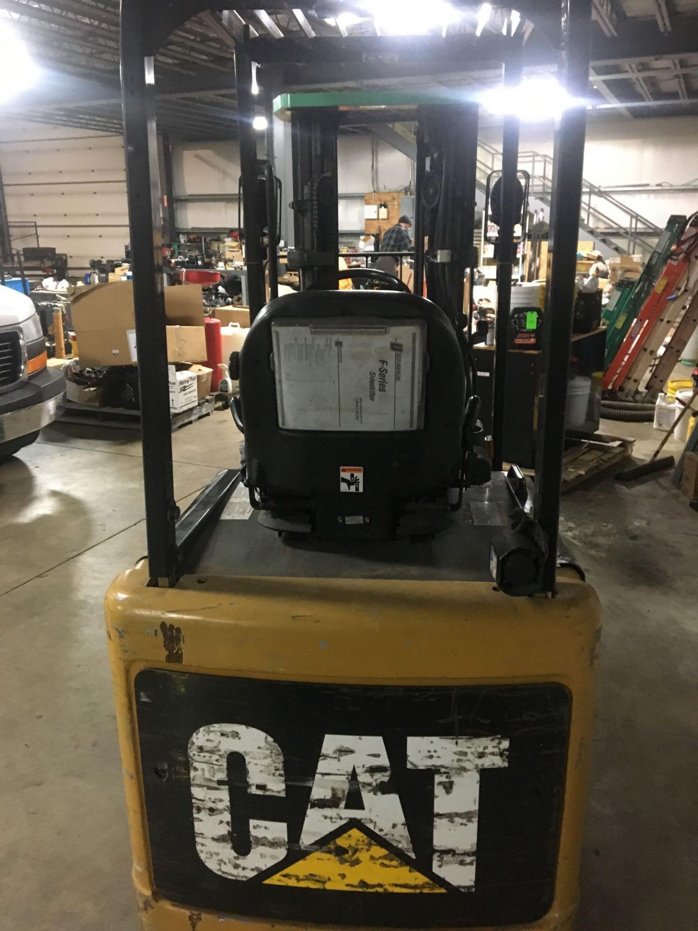 Electric Forklift, Caterpillar, E3000, Max Ht 188, Max Cap 2600lbs, Hrs 5032 Started and Moved - Image 4 of 8