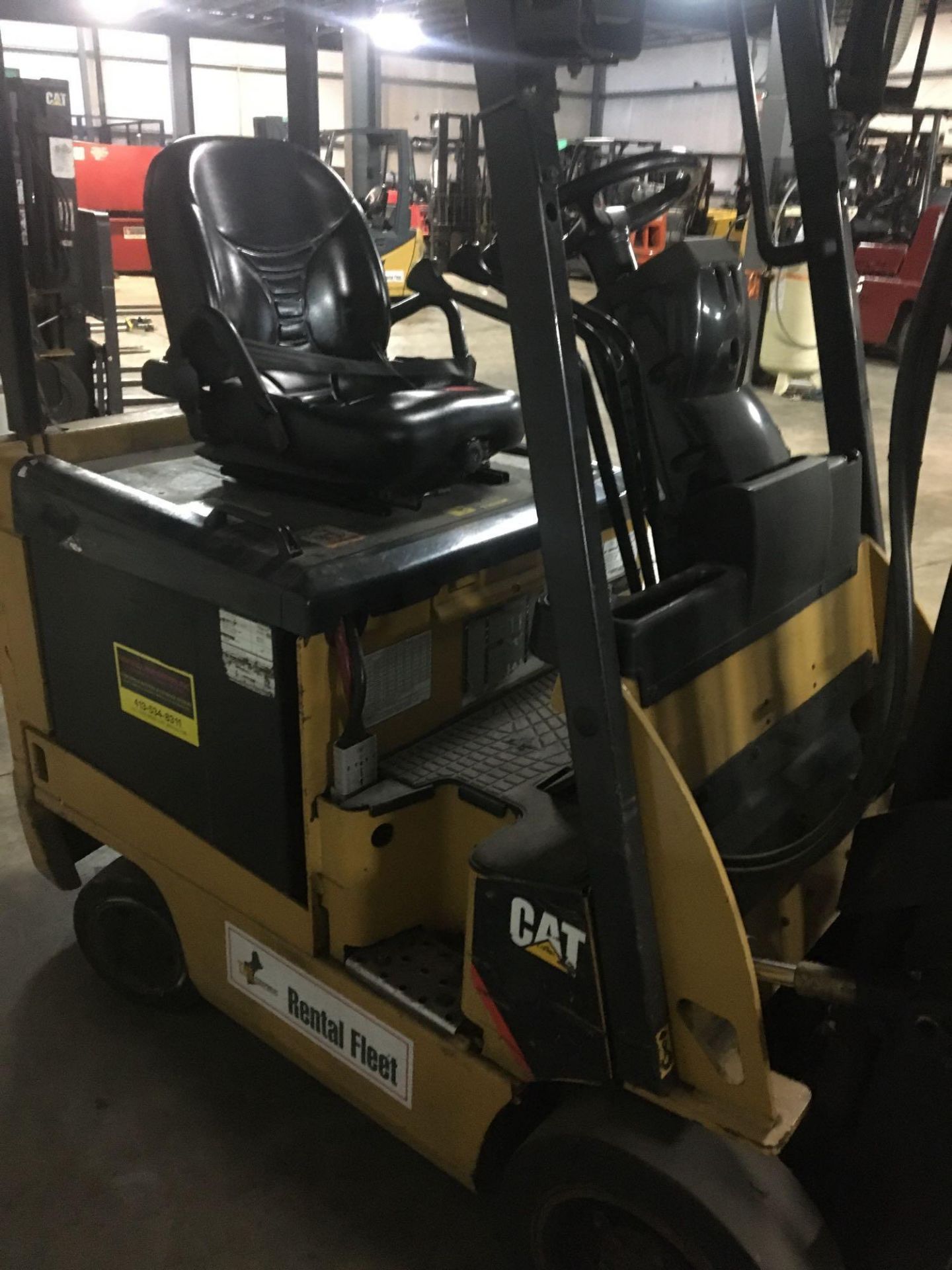 Electric Forklift, Caterpillar, E3000, Max Ht 188, Max Cap 2600lbs, Hrs 5032 Started and Moved - Image 6 of 8