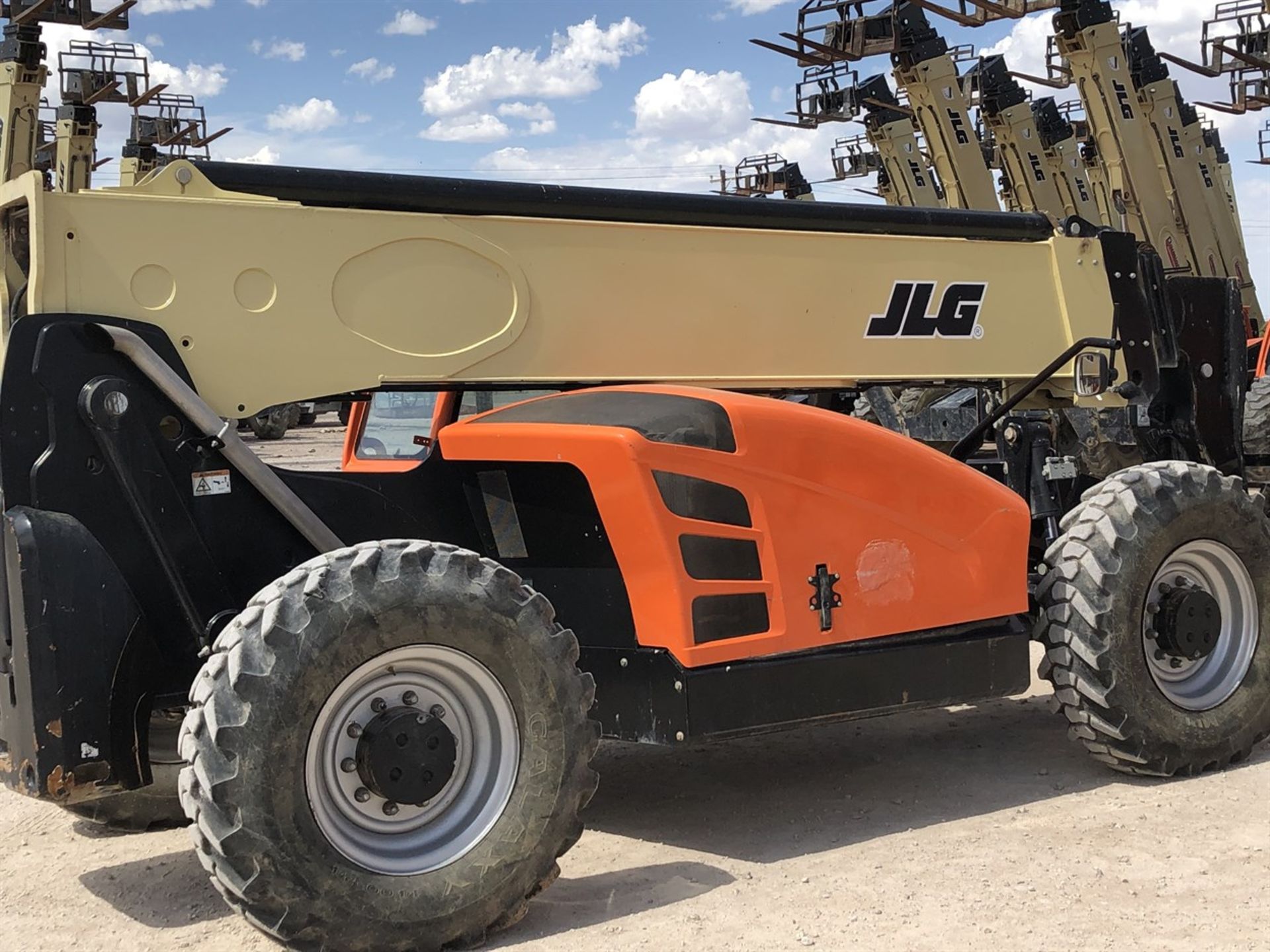 2017 JLG 1055 Telehandler, s/n 160083663, 10,000 Maximum Lift Capacity, 55' Maximum Lift Height, - Image 8 of 17