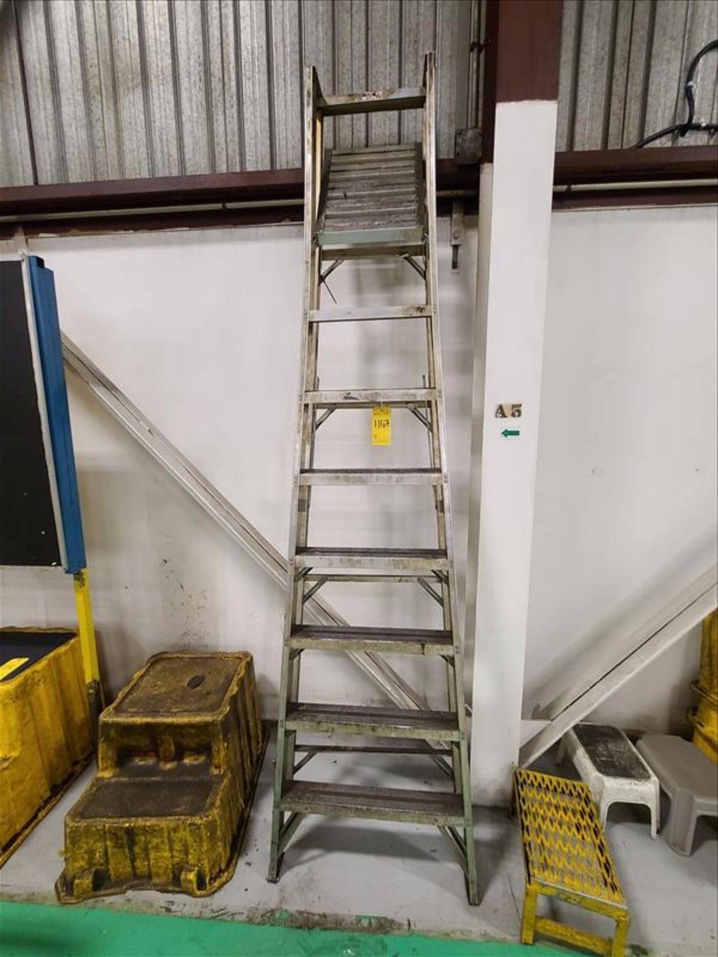 LOUISVILLE 8' Aluminum Step Ladder
