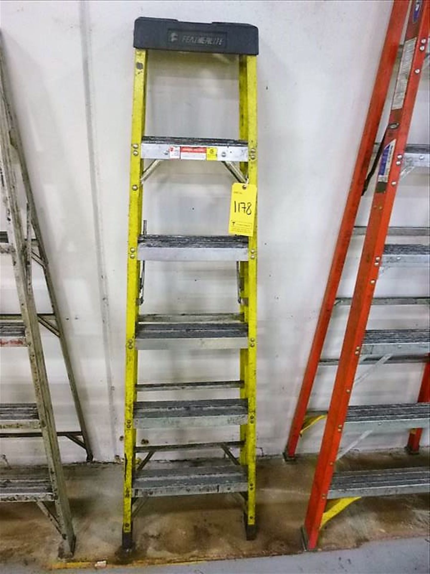 FEATHERLITE 6' Fiber Step Ladder