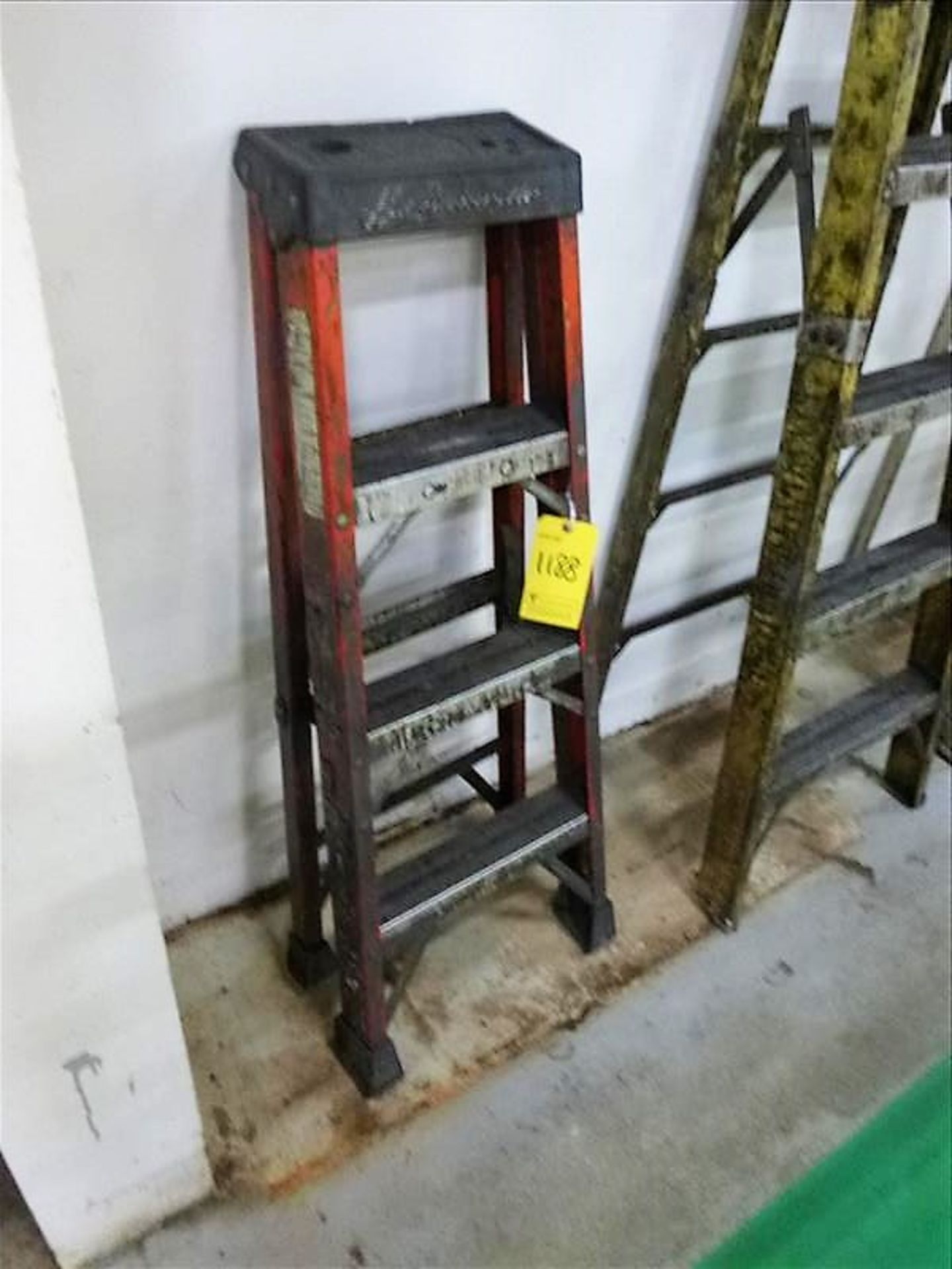 LOUISVILLE 4' Fiber Step Ladder