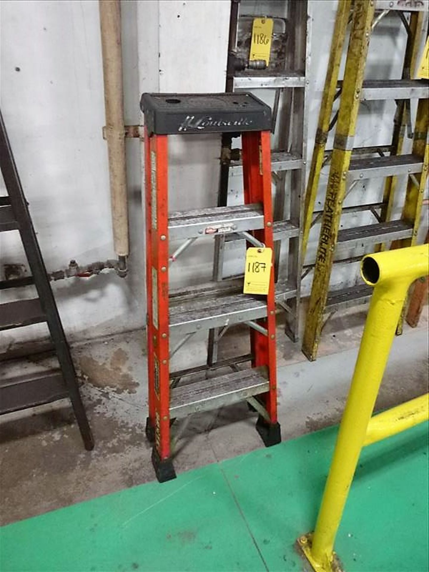 LOUISVILLE 4' Fiber Step Ladder