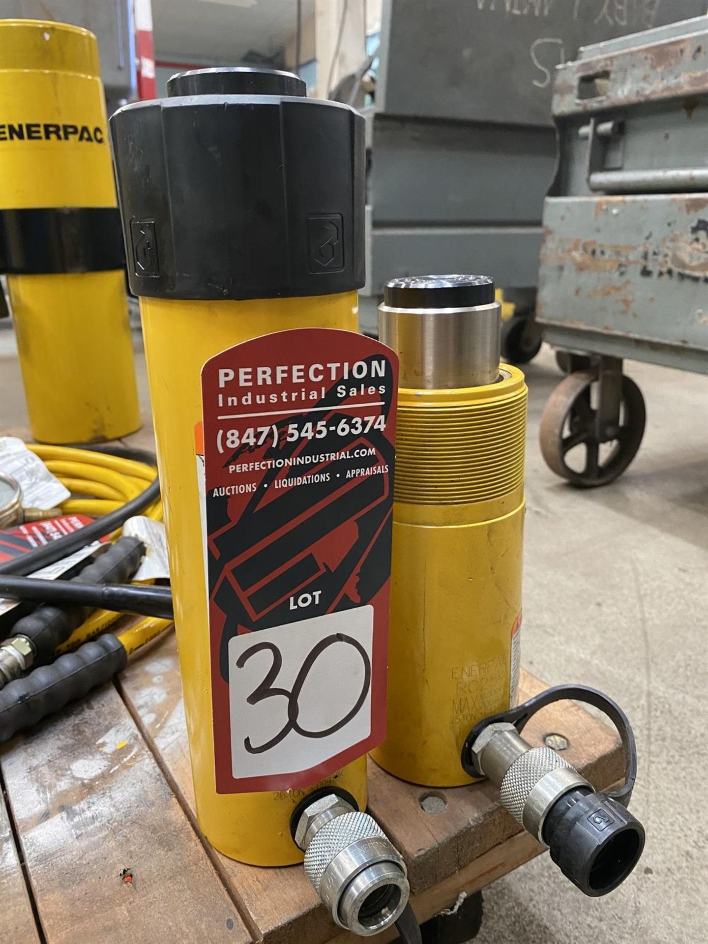 Lot Comprising ENERPAC RC254 25-Ton Hydraulic Jack and ENERPAC RC258 25-Ton Hydraulic Jack - Image 2 of 4