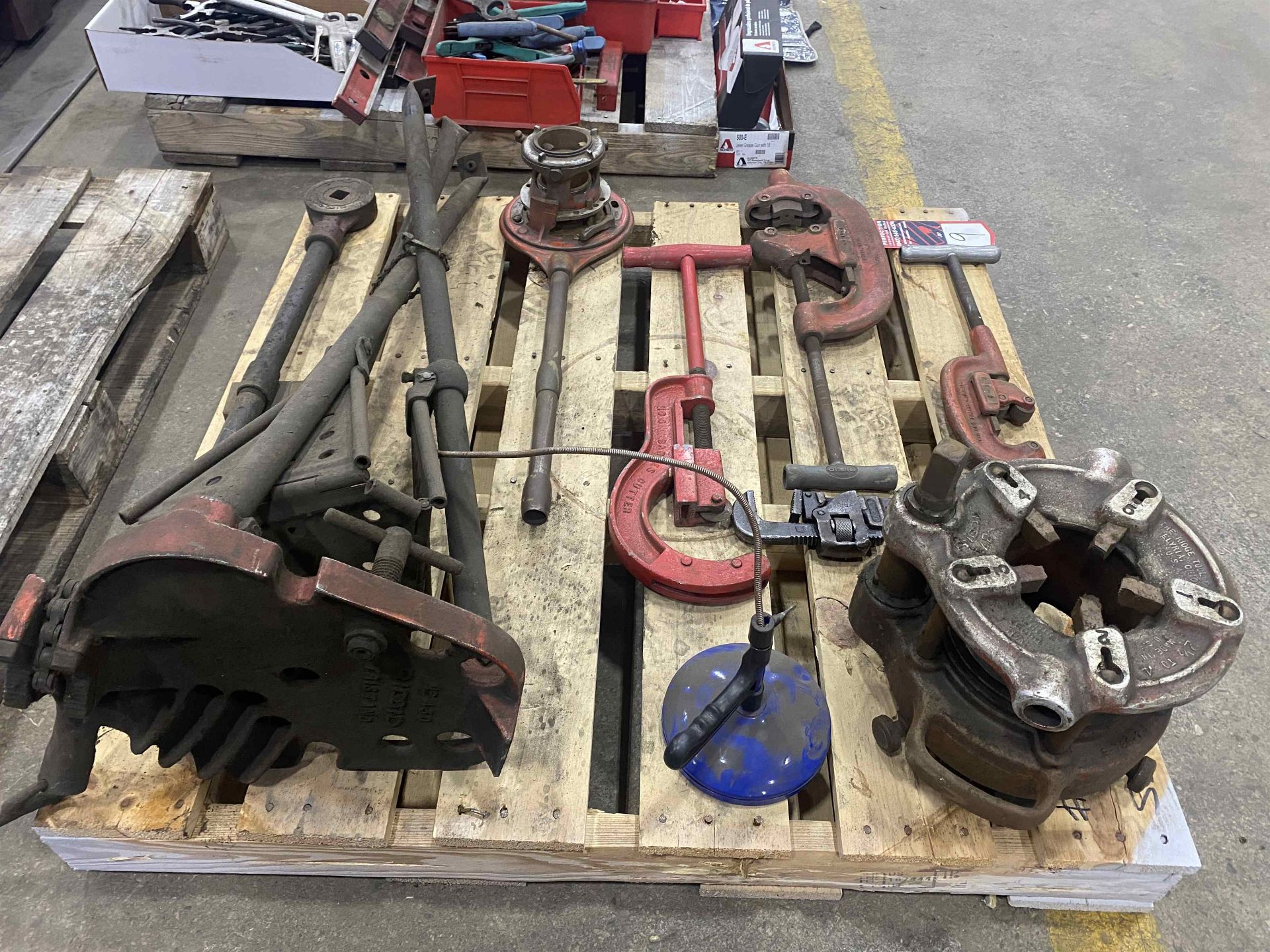 Lot Comprising RIDGID 4P-J & 65-R Pipe Threaders, Tri Stand and Assorted Pipe Cutters w/ Pipe Wrench - Bild 3 aus 3