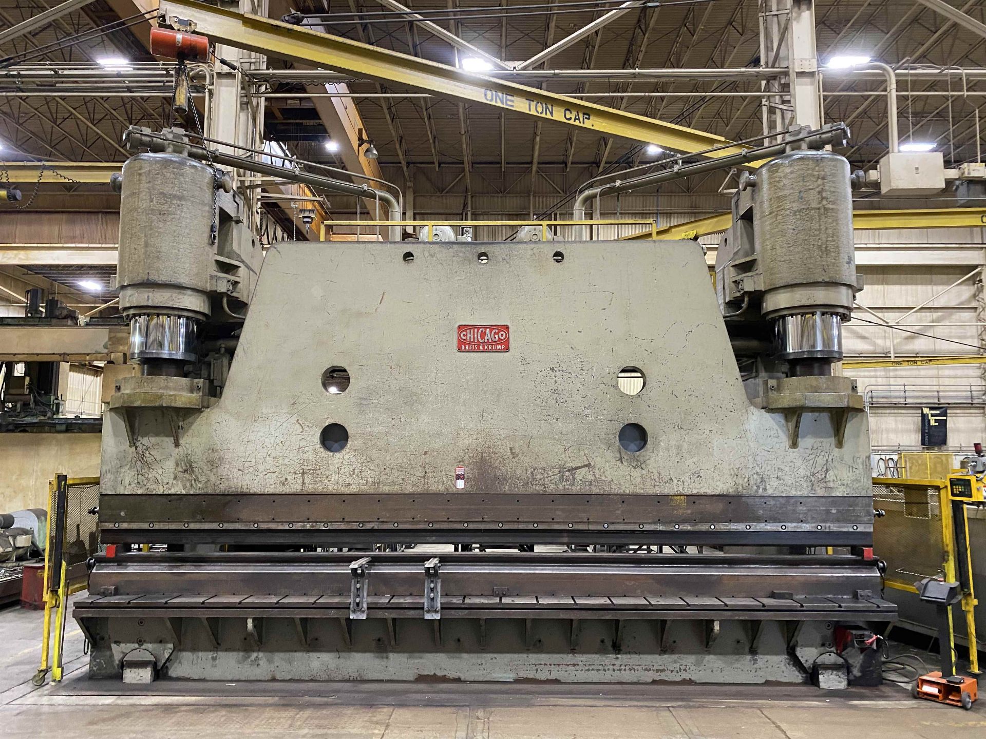 CHICAGO DREIS & KRUMP 1000VC18 1,000 Ton Hyd. Press Brake, w/ 22’ Bed, 18’5” Between Housings, 18”