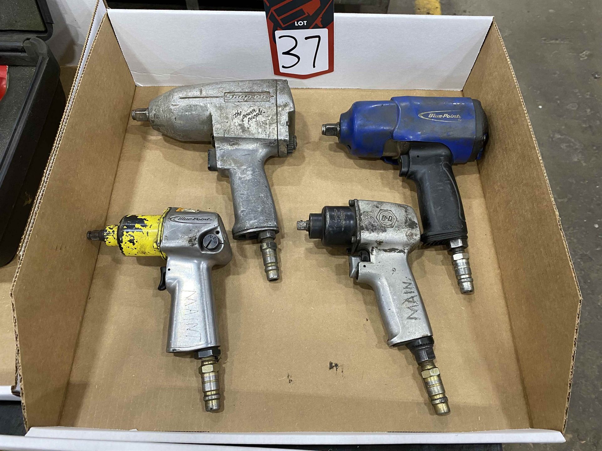 Lot Comprising Assorted 3/8" and 1/2" Pneumatic Impact Guns