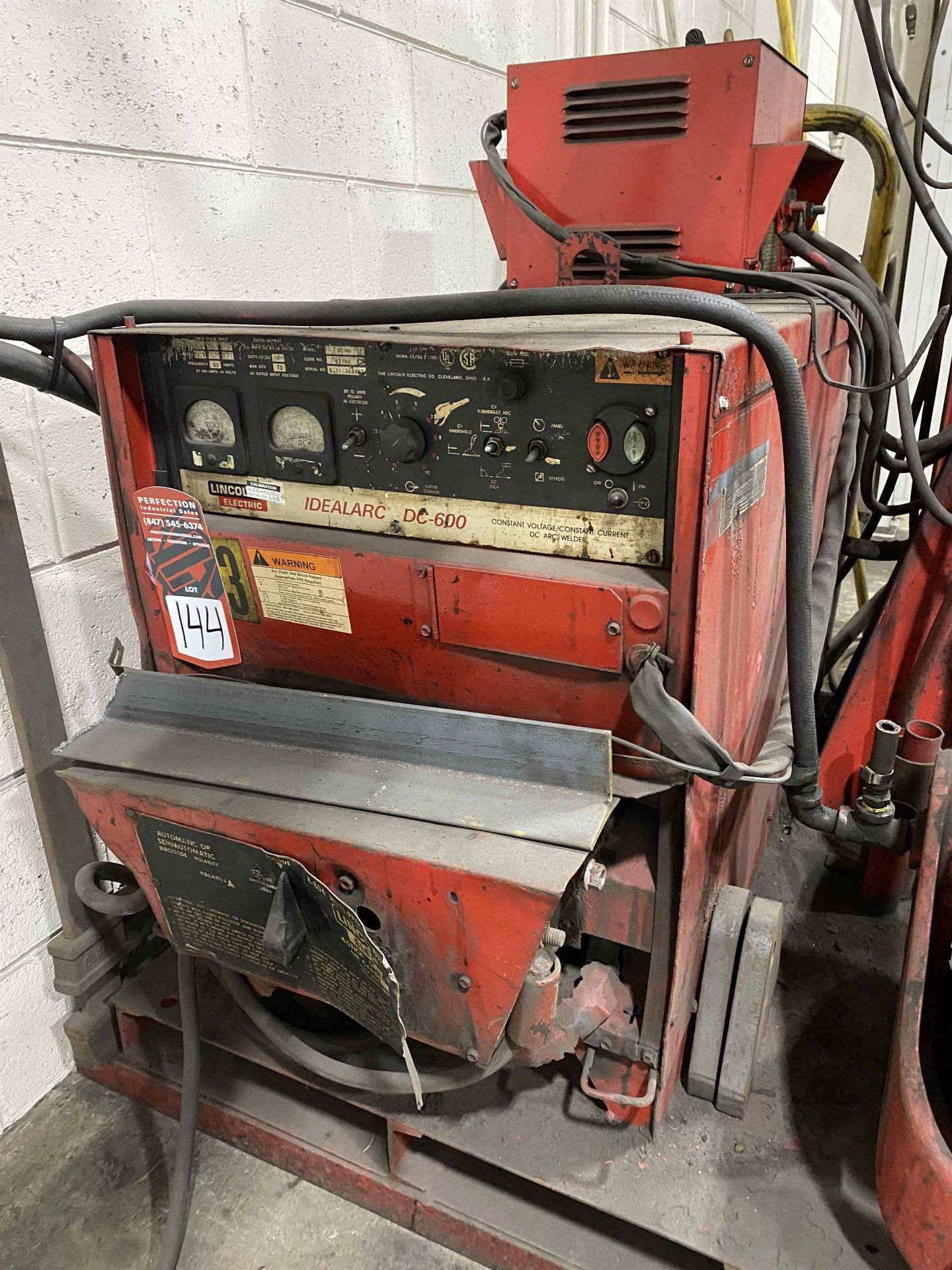 LINCOLN IDEALARC DC-600 Arc Welder, s/n U1960308463, w/ Dual LINCOLN LN-9F Wire Feeders and Boom