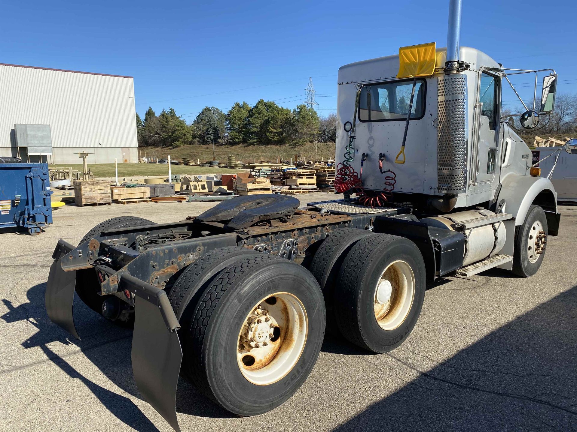 2000 KENWORTH T800 Day Cab Highway Tractor, VIN #1XKDD09X11J865811, ISM-370E Engine, Fuller 10-Speed - Image 4 of 12