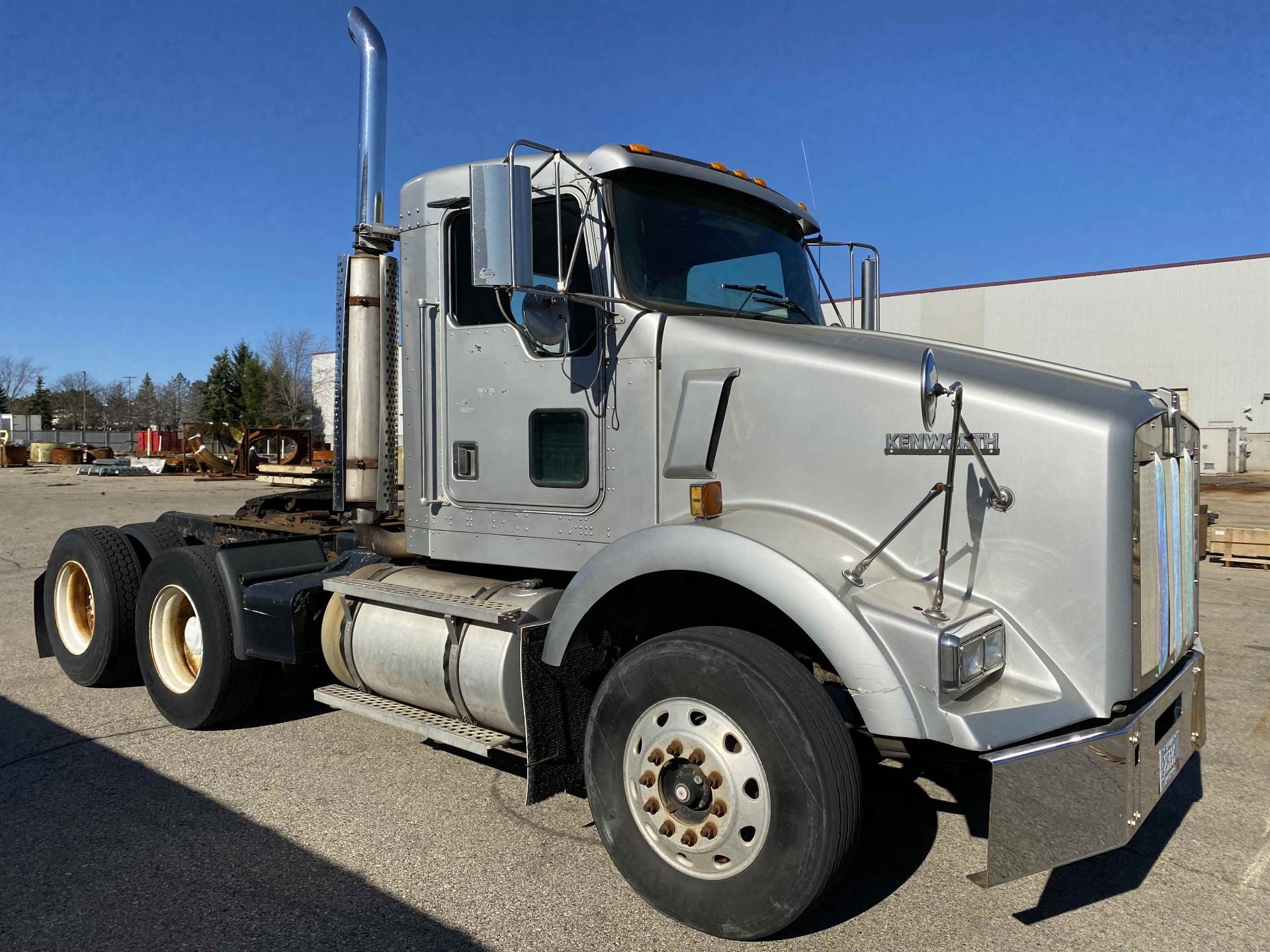 2000 KENWORTH T800 Day Cab Highway Tractor, VIN #1XKDD09X11J865811, ISM-370E Engine, Fuller 10-Speed - Image 3 of 12