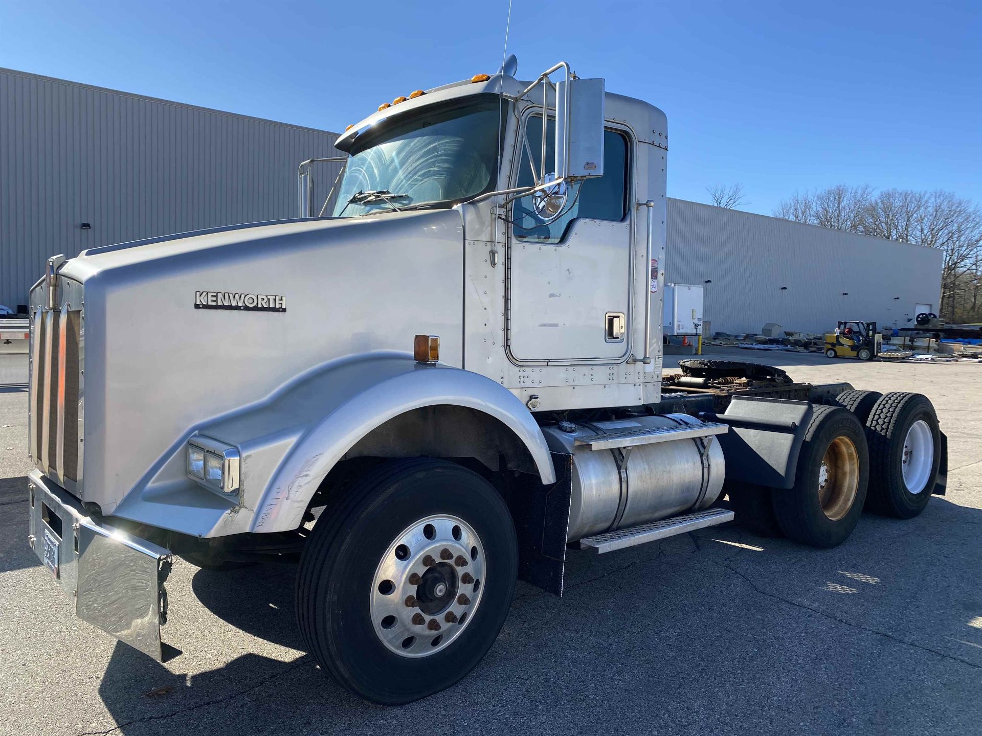 2000 KENWORTH T800 Day Cab Highway Tractor, VIN #1XKDD09X11J865811, ISM-370E Engine, Fuller 10-Speed