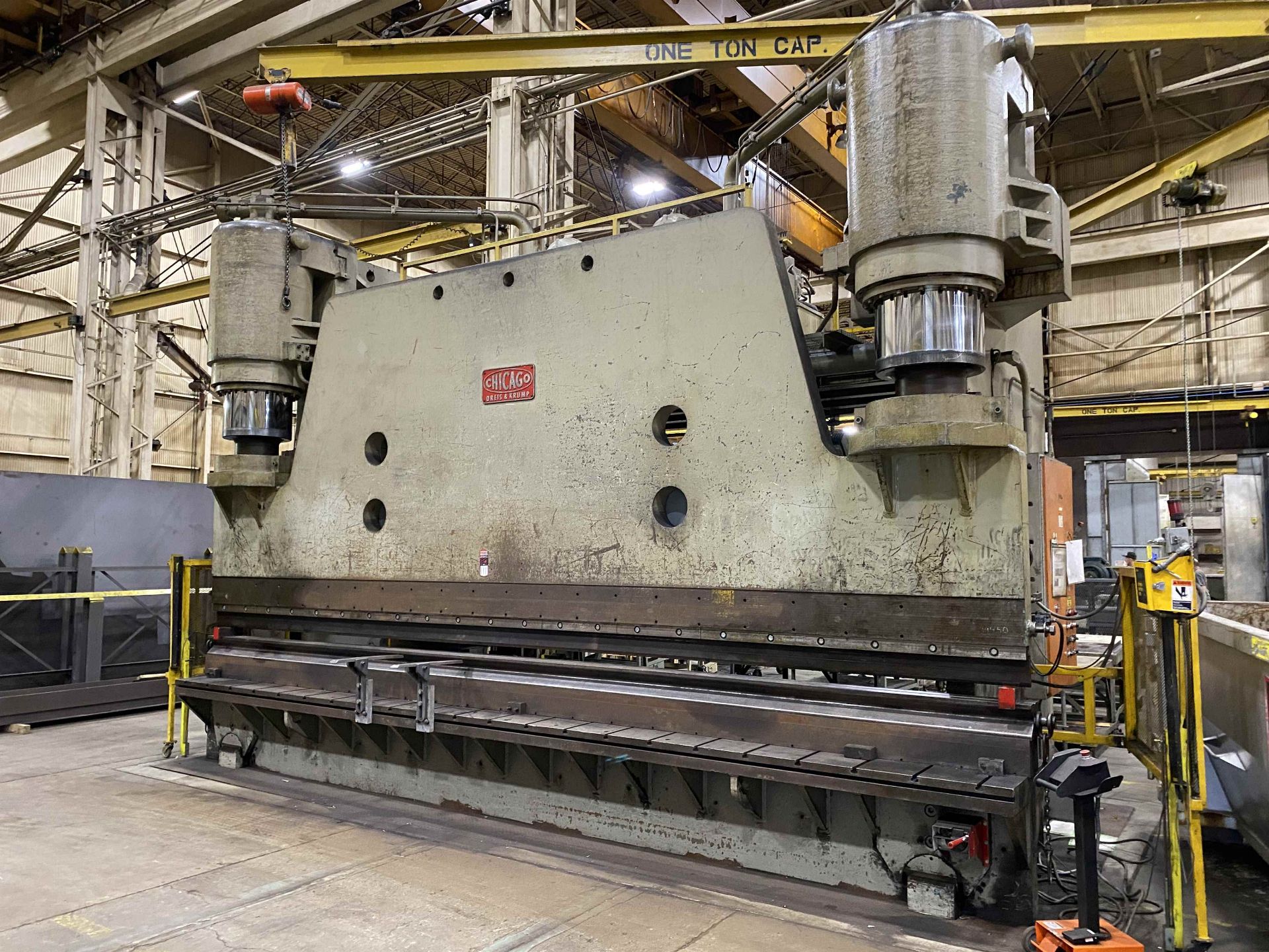 CHICAGO DREIS & KRUMP 1000VC18 1,000 Ton Hyd. Press Brake, w/ 22’ Bed, 18’5” Between Housings, 18” - Image 2 of 10