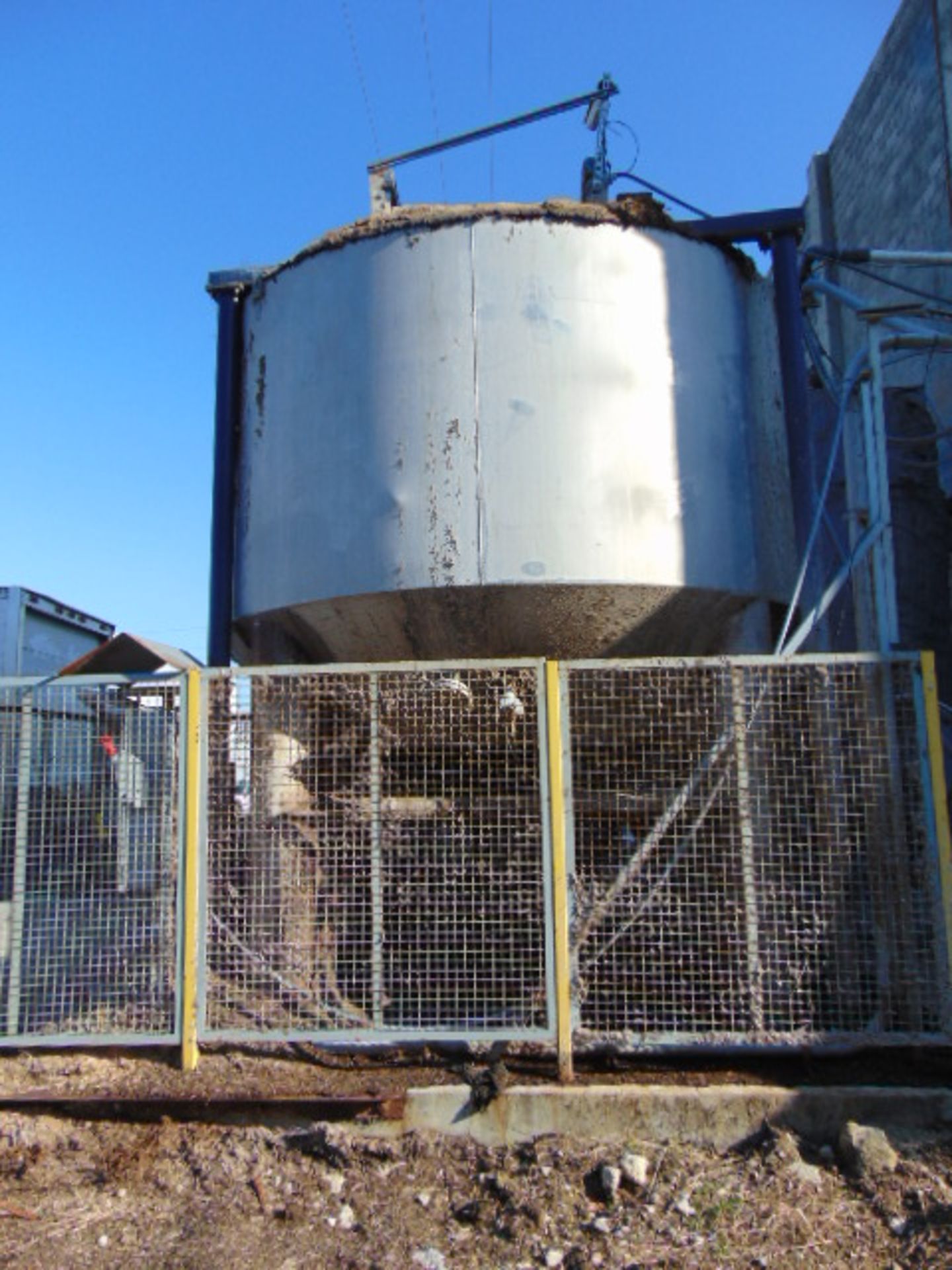 PULP MIXING TANK, approx. 5,000 gal, belt driven, w/motor, 125 HP - Image 3 of 4