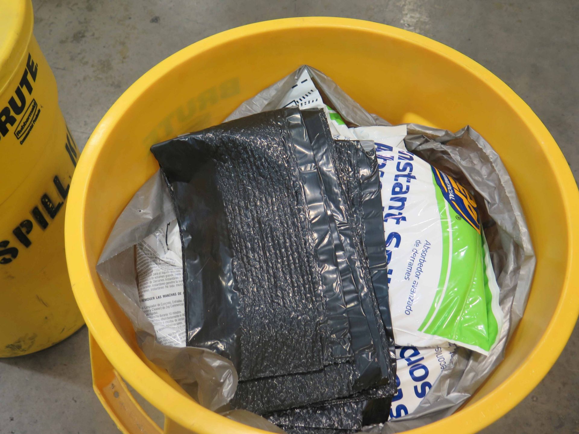BRUTE SPILL KIT, COMPLETE, w/plastic bags, absorbent socks & absorbent bags - Image 2 of 2