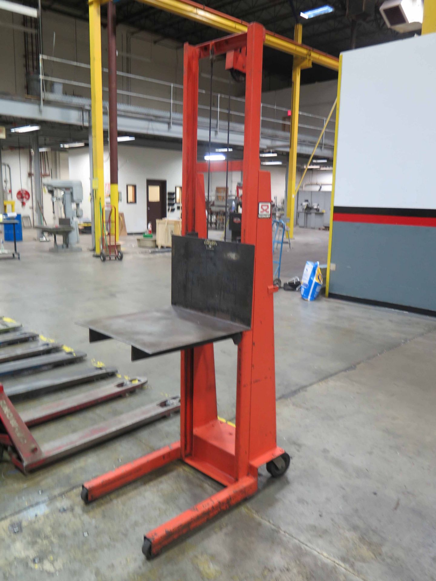 PALLET LIFT, ECONOMY 750 LB. CAP. MDL. MV78, 78” lift ht. hand crank - Image 2 of 2