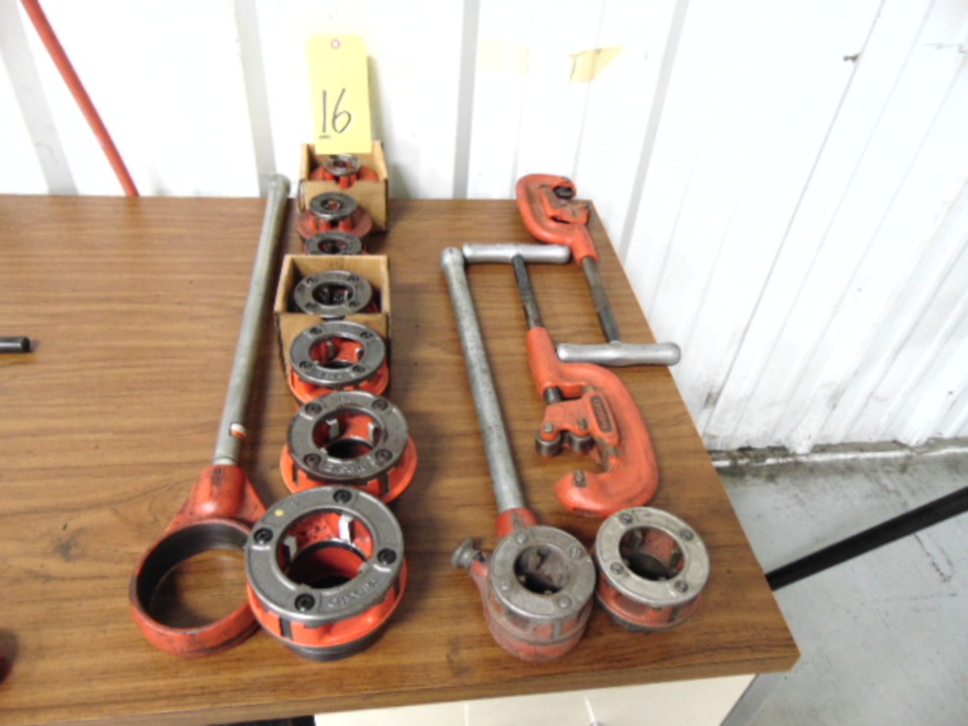 LOT OF HAND PIPE THREADING SET (12) PCS., RIDGID