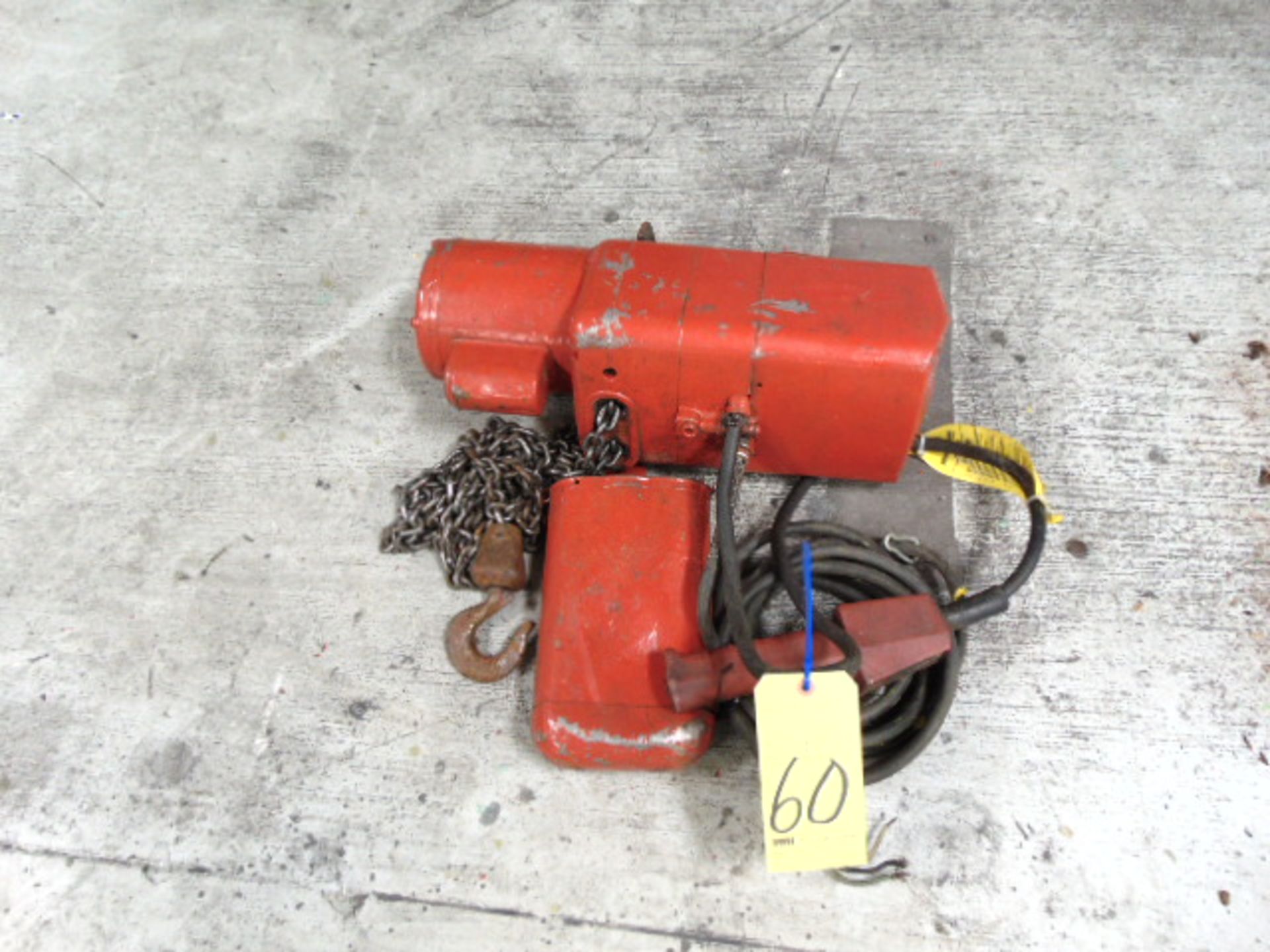 CHAIN HOIST, 1/2 T. cap., electric