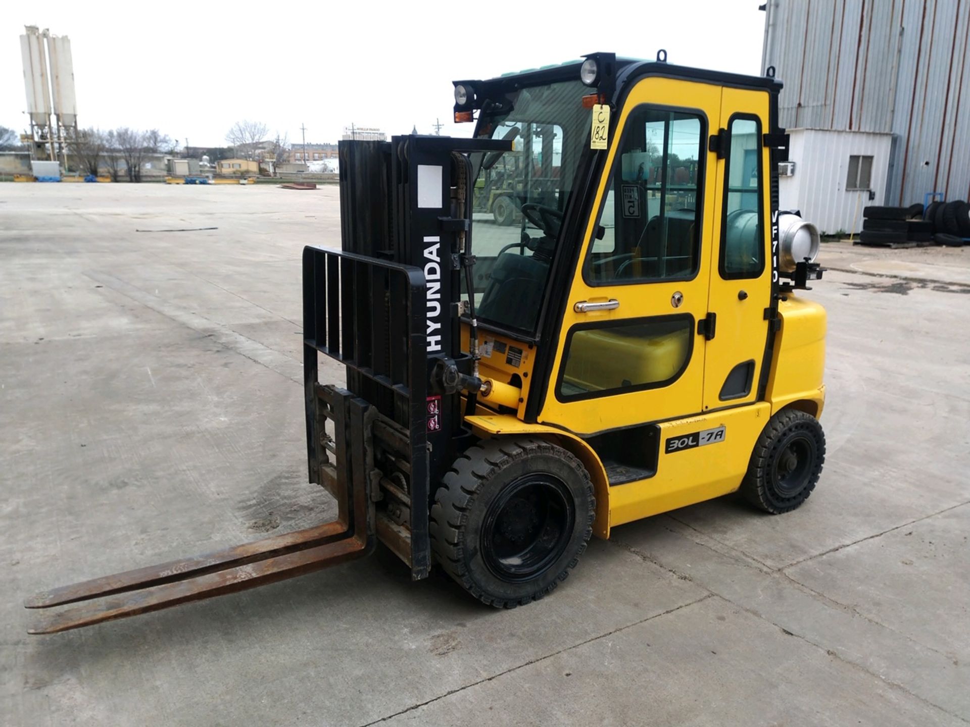 FORKLIFT, HYUNDAI 6,000 LB. CAP. MDL. 30L-7A, new 2013, 83" standard mast, 130" lift ht., pneu.