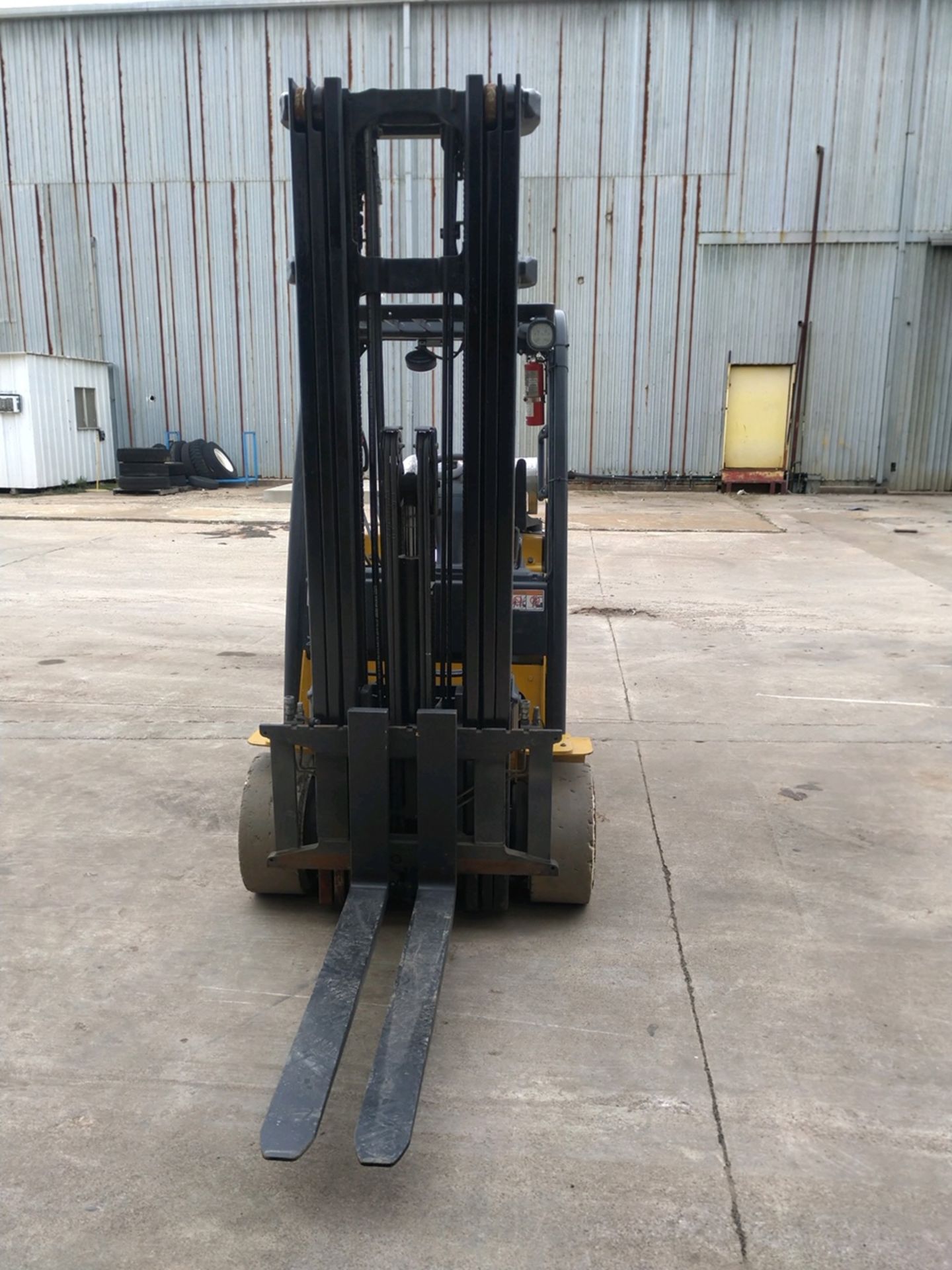 FORKLIFT, YALE 7,000 LB. BASE CAP. MDL. GLC070, new 2013, LPG, 105" triple stage mast, 225" lift, - Image 2 of 4