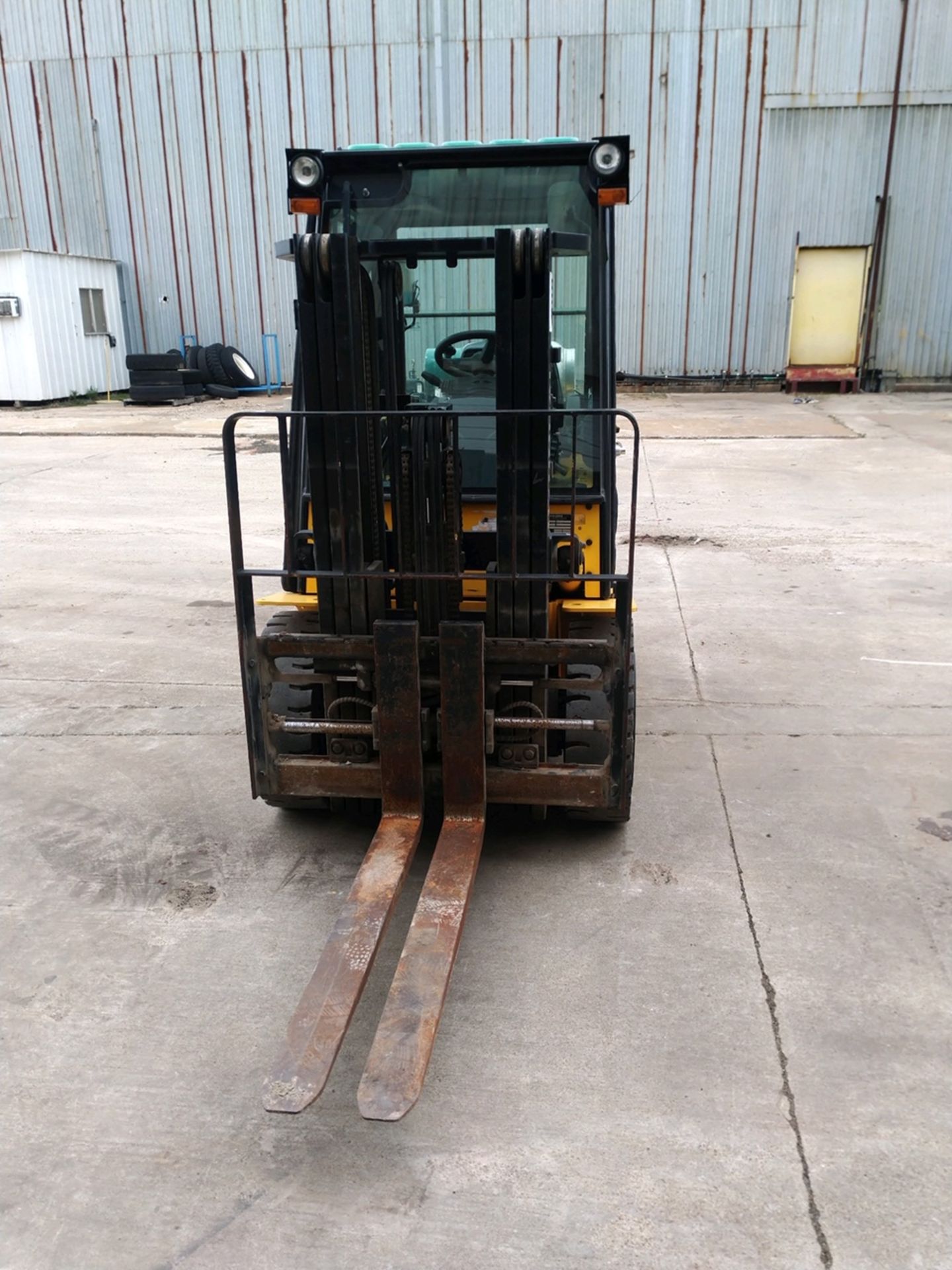 FORKLIFT, HYUNDAI 6,000 LB. CAP. MDL. 30L-7A, new 2013, 83" standard mast, 130" lift ht., pneu. - Image 2 of 4