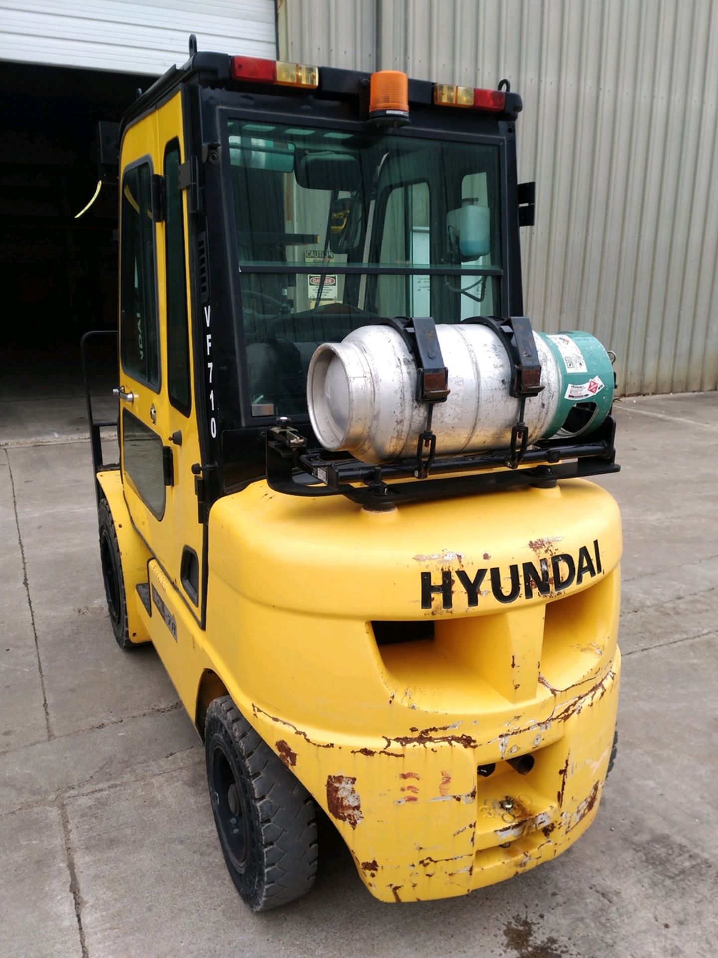 FORKLIFT, HYUNDAI 6,000 LB. CAP. MDL. 30L-7A, new 2013, 83" standard mast, 130" lift ht., pneu. - Image 3 of 4