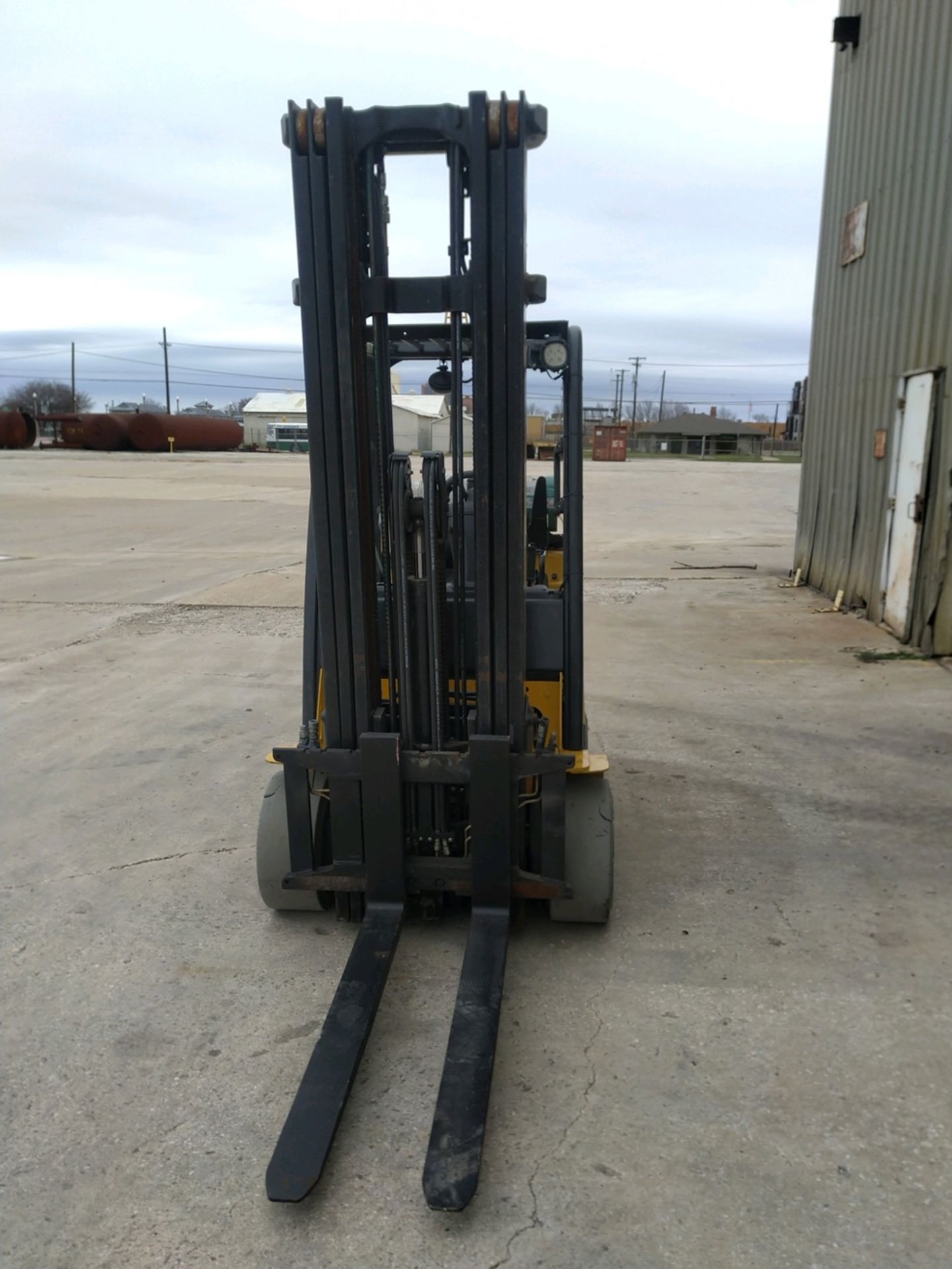 FORKLIFT, YALE 7,000 LB. BASE CAP. MDL. GLC070, new 2013, LPG, 105" triple stage mast, 225" lift, - Image 2 of 4