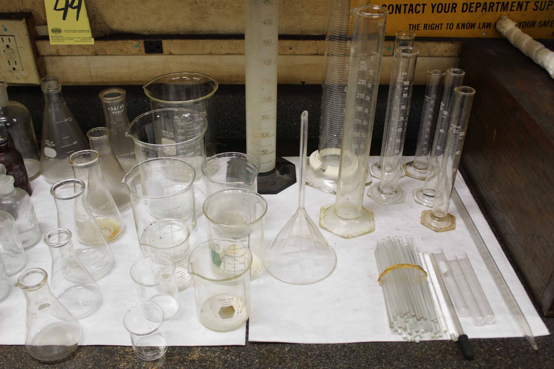 LOT OF LABORATORY GLASS WARE: BOD bottles, breakers, graduated cylinders, flasks, stir sticks, - Image 3 of 4