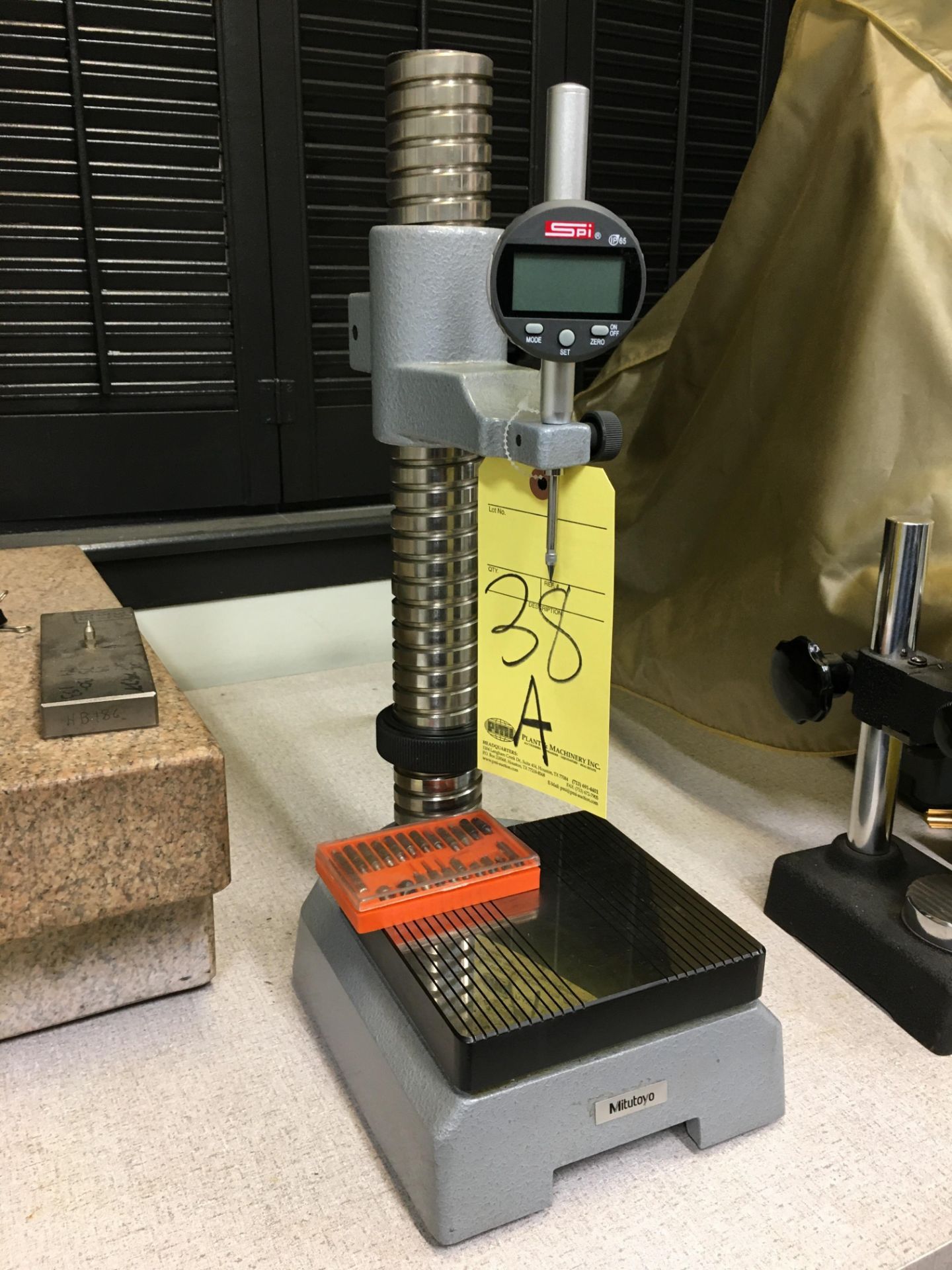 COMPARATOR STAND, MITUTOYO, MDL. 215-515, W/SPI DIGITAL INDICATOR