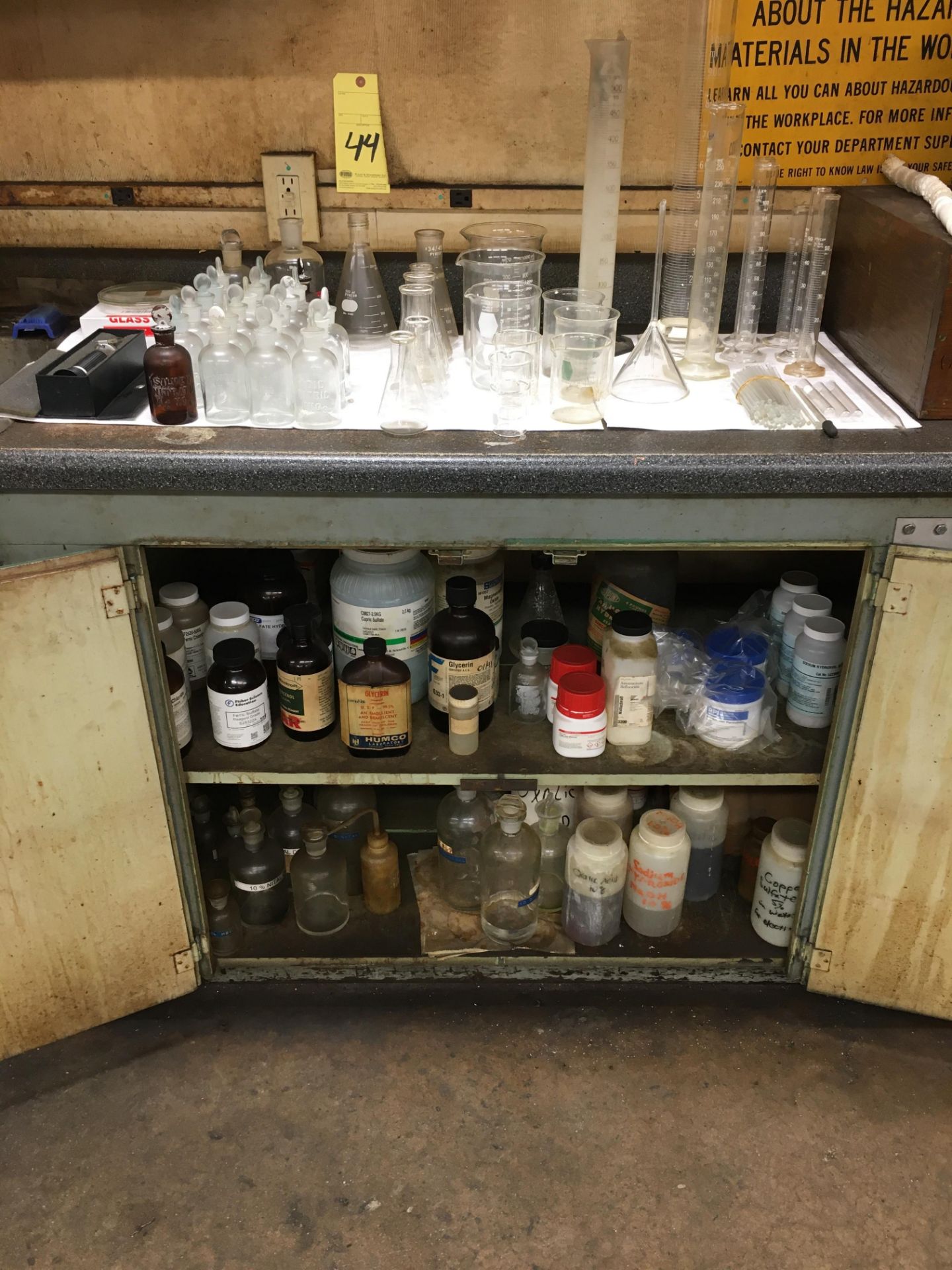 LOT OF LABORATORY GLASS WARE: BOD bottles, breakers, graduated cylinders, flasks, stir sticks, - Image 4 of 4