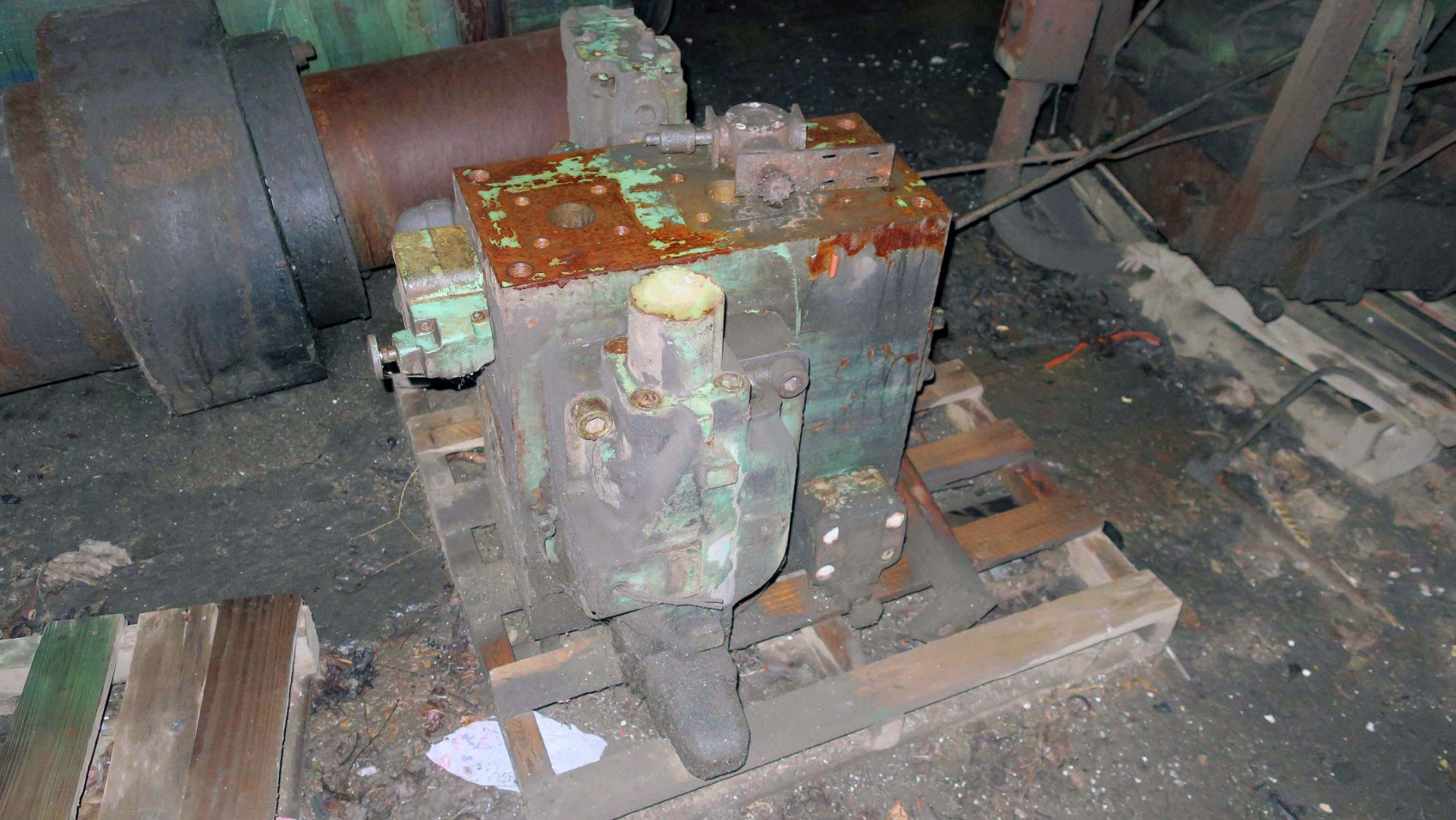 COLUMN STYLE HYDRAULIC PRESS, VERSON 1,500 T. CAP. MDL. 1500-HD3-180-196-4T, 154" x 122" betw. - Image 10 of 16