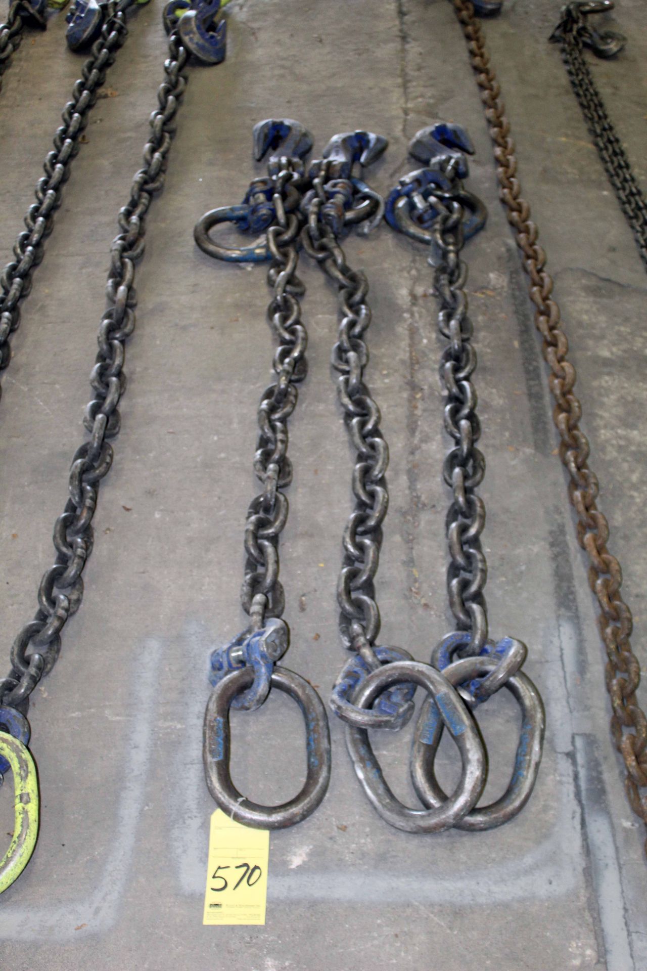 LOT OF RIGGING CHAINS