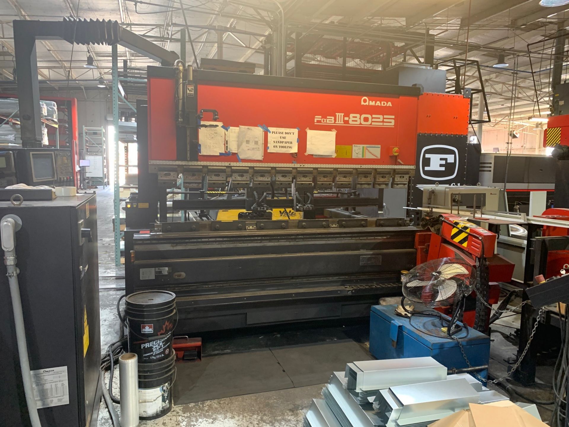 ROBOTIC BENDING CELL, AMADA ASTRO100 FBD-8025M, 88T, 98.6” bed length, 86.6” distance between housin